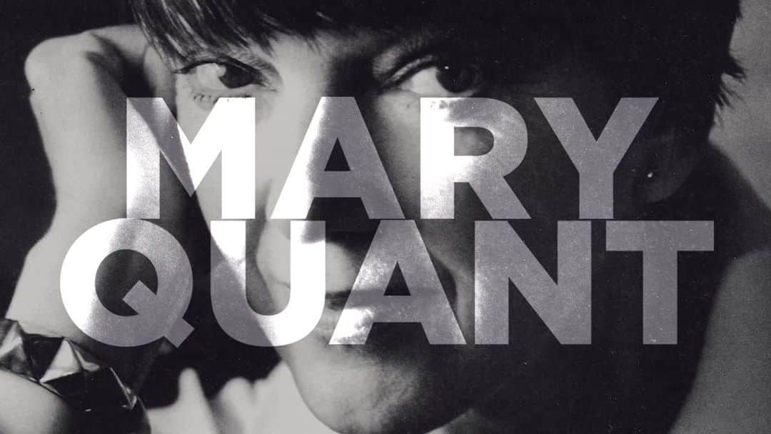 MARY QUANT officialのインスタグラム：「映画「マリー・クワント　スウィンギング・ロンドンの伝説」日本版予告編解禁！ - 1960年代、ファッションや音楽など、 世界中の若者を熱狂させた ロンドン発のカルチャー《スウィンギング・ロンドン》。 その中心人物とも言える伝説のデザイナー、 マリー・クワントの横顔を紐解く ドキュメンタリー 『マリー・クワント　スウィンギング・ロンドンの伝説』 の日本版予告編が解禁しました！   - 名称：『マリー・クワント　スウィンギング・ロンドンの伝説』 日時：11月26日（土）～ 会場：Bunkamuraル・シネマほか全国順次公開 - 【マリー・クワント展】　同時開催決定！ ミニスカートで一世を風靡したファッションデザイナー、 マリー・クワント。 出身地の英国では約40万人が訪れた注目の世界巡回展が、 ついに日本で開催！　 - #MARYQUANT #マリークヮント #ドキュメンタリー #ドキュメンタリー映画 #映画 #スウィンギングロンドン #ミニスカート #マリークワントスウィンギングロンドンの伝説 #マリークワント」