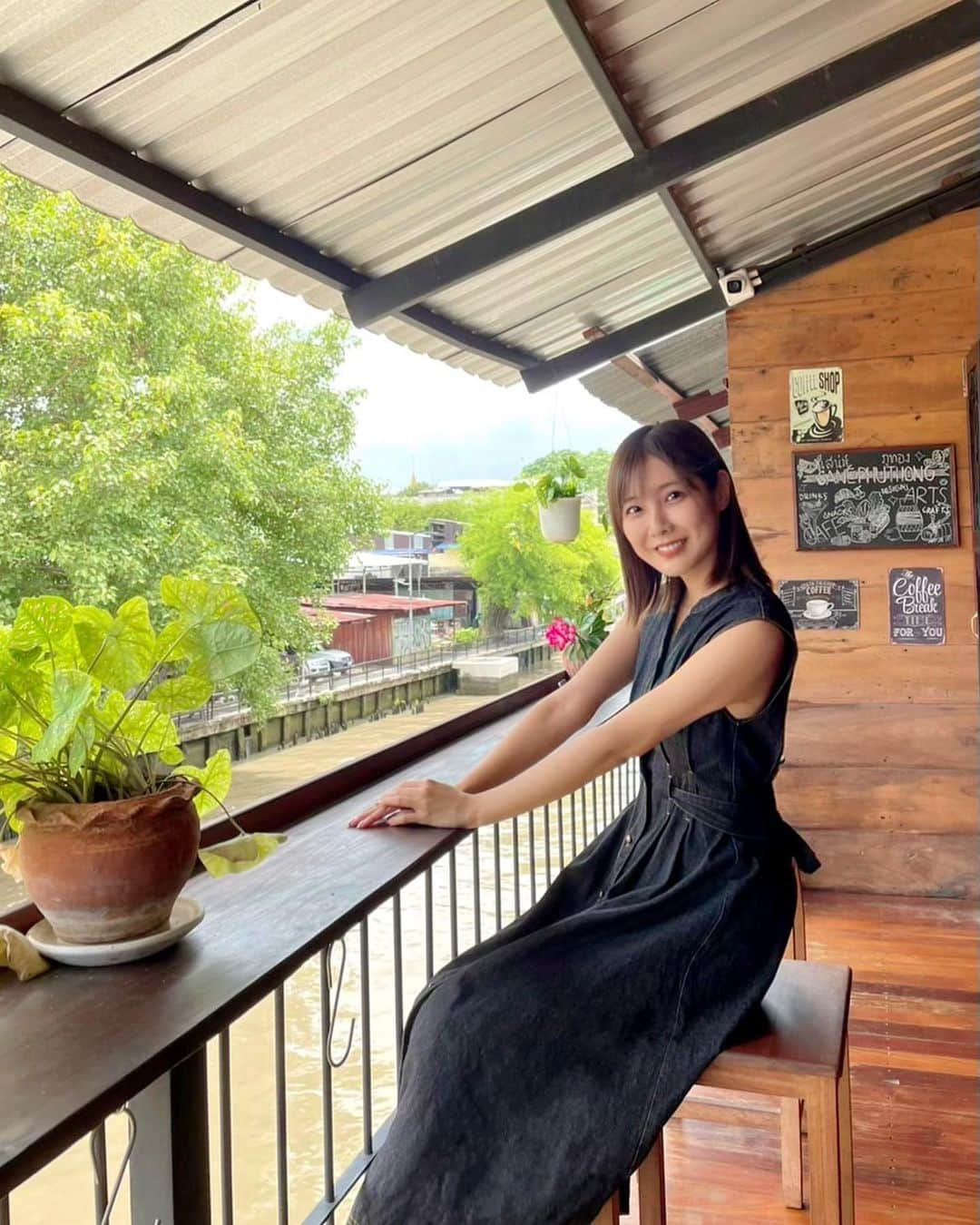 みまるのインスタグラム：「📍Sane Phuthong  ワットサケットが見えるすごく気に入ったカフェ☕️ ２階もあってとても広い！！！ ２階は扇風機のみで少し暑いけど クーラーガンガンよりは良い🙆‍♀️ 飾ってあるインテリアも可愛くておしゃれ🐴✨🧩 バナナスティッキーライスをおすすめされて食べたけど モチモチで美味しかった🍌🍚  ワンちゃんがいるみたいなので次は会いたい🐶❤️‍🔥  #みまる #mimaru #🇹🇭 #海外移住 #タイ #バンコク #タイ移住 #バンコク生活 #bangkok #thailand #海外生活  #海外旅行  #ナチュラルライフ #干物女 #自由人 #youtuber #バンコク情報  #みまるチャンネル #在タイ日本人 #在タイ #バンコク駐妻 #バンコク観光 #バンコク旅行 #バンコクグルメ #バンコクカフェ #バンコクカフェ巡り #sanephuthong #ワットサケット」