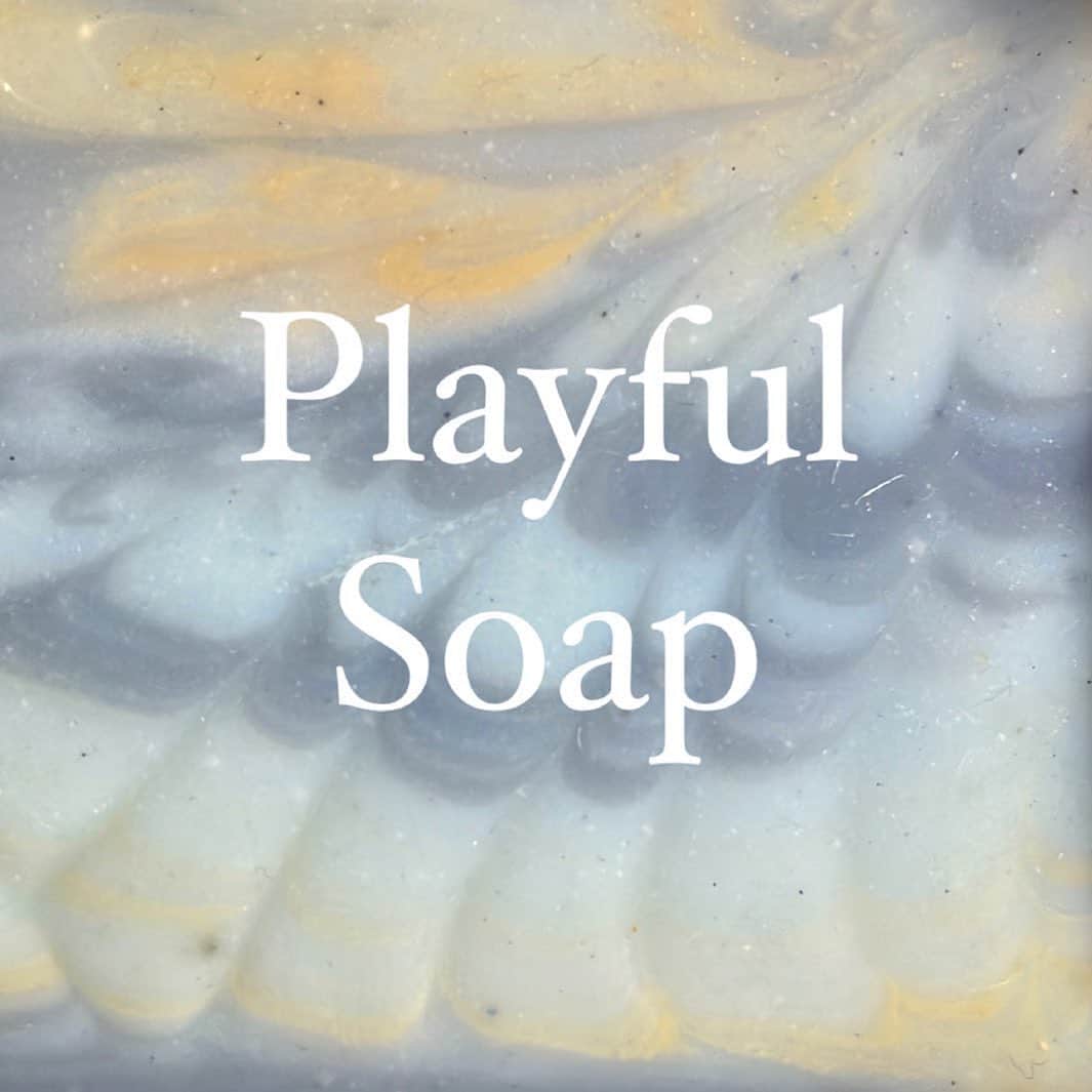 上村若菜さんのインスタグラム写真 - (上村若菜Instagram)「. この度《Playful Soap》という活動をStartします✨  私が伝えたいのは 『自分と向き合うことの大切さ』  母や妻という役割や、仕事をしている自分をいったん脇に置いて、本来の自分と向き合う時間を作ってほしい。  自分の心と身体の声に耳を傾け、整える事が毎日をHappyに過ごすことにつながっていると思います。  数年前、仕事に育児、家事でいっぱいいっぱいだった私に、自分と向き合うことの大切さを教えてくれたのが、アーユルヴェーダをベースにした石けんづくりでした。  向き合う時間が増えると、ガチガチに固まっていた本来の自分の心が徐々に解放されていくような感じがしました。  それからは、心と体の声に素直に従えるようになって、日々の暮らし方が変わり、だいぶ生き方に力を抜けるようになったと思います。  石けんづくりを通して、そんな時間を共有したい！という思いで活動を始めることにしました。 （だいぶ時間がかかりましたが…)  《Playful Soap》では、良質なオイルをベースに、季節に合わせた材料を使って石けんをつくります。  さらに自分に向き合うワークを通して、自分に合ったカラーや香りを選んでオリジナルの石けんをつくっていきます。  子どもの頃のようにわくわくしながら自分時間を楽しんでほしい✨  オンラインが当たり前になった今の時代だからこそ、リアルな時間を一緒に過ごせたら嬉しいです。  自分がHappyでいれば、家族や周りも自然とHappyになる。 そう感じています。 Happyの連鎖が続きますように✨  初回は9月。 2名程度の少人数制で3日間、 武蔵小杉付近のカフェでワークショップ予定です。  ご興味ありましたら @playful_soap をフォローしていただけたら嬉しいです。 非公開にしてますので、申請してください🙇‍♂️  Uni.  #playfulsoap #手作り石けん #アーユルヴェーダ」8月23日 15時33分 - wakame_kami