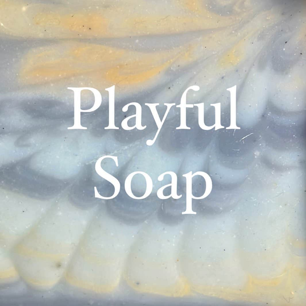 上村若菜のインスタグラム：「. この度《Playful Soap》という活動をStartします✨  私が伝えたいのは 『自分と向き合うことの大切さ』  母や妻という役割や、仕事をしている自分をいったん脇に置いて、本来の自分と向き合う時間を作ってほしい。  自分の心と身体の声に耳を傾け、整える事が毎日をHappyに過ごすことにつながっていると思います。  数年前、仕事に育児、家事でいっぱいいっぱいだった私に、自分と向き合うことの大切さを教えてくれたのが、アーユルヴェーダをベースにした石けんづくりでした。  向き合う時間が増えると、ガチガチに固まっていた本来の自分の心が徐々に解放されていくような感じがしました。  それからは、心と体の声に素直に従えるようになって、日々の暮らし方が変わり、だいぶ生き方に力を抜けるようになったと思います。  石けんづくりを通して、そんな時間を共有したい！という思いで活動を始めることにしました。 （だいぶ時間がかかりましたが…)  《Playful Soap》では、良質なオイルをベースに、季節に合わせた材料を使って石けんをつくります。  さらに自分に向き合うワークを通して、自分に合ったカラーや香りを選んでオリジナルの石けんをつくっていきます。  子どもの頃のようにわくわくしながら自分時間を楽しんでほしい✨  オンラインが当たり前になった今の時代だからこそ、リアルな時間を一緒に過ごせたら嬉しいです。  自分がHappyでいれば、家族や周りも自然とHappyになる。 そう感じています。 Happyの連鎖が続きますように✨  初回は9月。 2名程度の少人数制で3日間、 武蔵小杉付近のカフェでワークショップ予定です。  ご興味ありましたら @playful_soap をフォローしていただけたら嬉しいです。 非公開にしてますので、申請してください🙇‍♂️  Uni.  #playfulsoap #手作り石けん #アーユルヴェーダ」