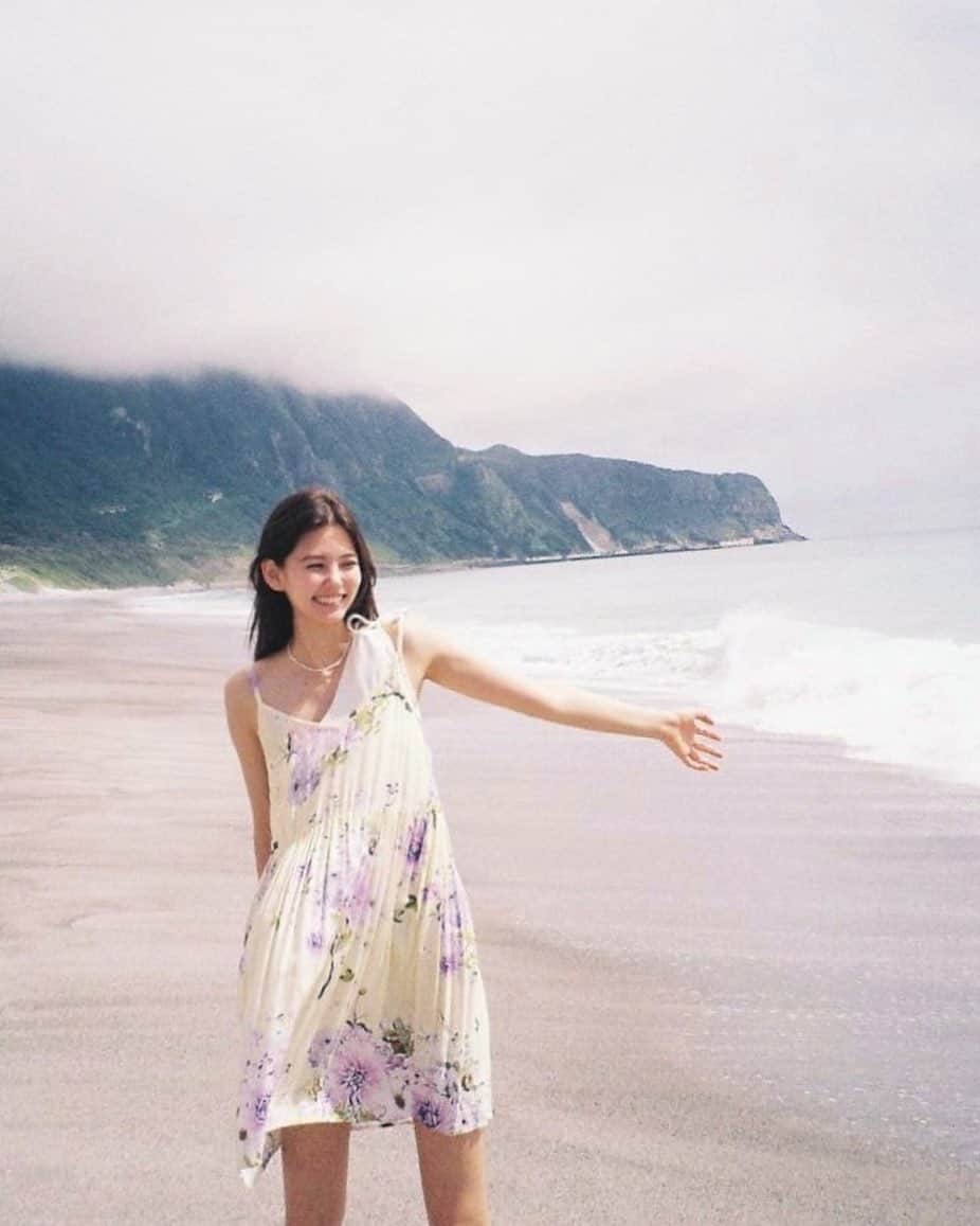 愛花さんのインスタグラム写真 - (愛花Instagram)「海に行った日☀️🌈🐬🏄‍♀️  わたし泳ぐの得意なんだよ〜にやにや ダイビングやってみたいなあって思ったこの頃🤿 #film #kodak」8月23日 15時38分 - hi_erica_official
