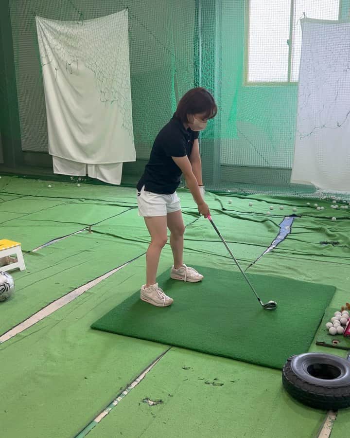寺本明日香のインスタグラム：「🏌️‍♀️レッスン2回目 お父さんと遊びでやってた時(4個目📸)よりだいぶ良い✨ 3個目📸、、普通に一打🤣笑笑、、🤦‍♀️ 2個目📸苦手なUT克服したいです。🥺 動画は結構まぐれ👏 ・ ・ ・ ラウンドになると 全然違う形になるんだよなぁ。(；；)」