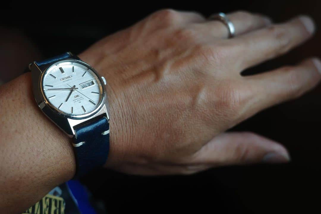つるの剛士さんのインスタグラム写真 - (つるの剛士Instagram)「ボクがたまにしてるこのクラシックな時計、 じつは自分と同じ1975年生まれの腕時計なんです。 自分の人生と同じ時を刻んでる時計ってマロンあるでしょ？  #SEIKO #1975 #秋近し」8月23日 8時01分 - takeshi__tsuruno