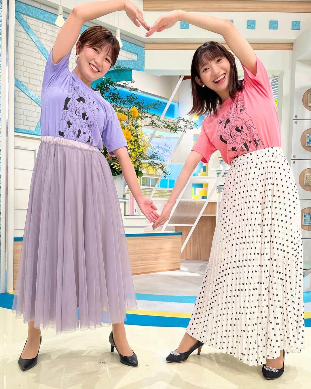 小林茉里奈のインスタグラム：「・ 今週末は #24時間テレビ 📺ということで… 今週のバリはやは #チャリtシャツ でお届けしています🌟  ピンクは毎年ありますが、年によって若干色味が違くて…！ 今年はビビット寄りのピンクなので、遠くからでも目立ちそうです☺️✨  #🍇🍓🍌 #写真撮ると #ふざけがち #真顔しがち #米倉さん笑い我慢しがち  #fbs #福岡放送 #朝番組 #バリはや #川崎優 さん #気象予報士 #米倉絵美 さん #アナウンサー #小林茉里奈 #24htv #チャリティー #チャリティーtシャツ」