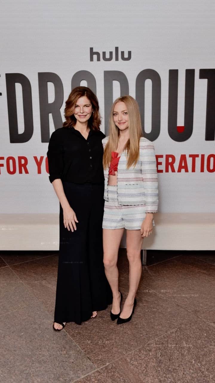 ジーン・トリプルホーンのインスタグラム：「TV party at the DGA with @mingey talking all things @thedropouthulu . Have you SEEN it?⁣ ⁣ Years of love, friendship and acting with Amanda Seyfried @mingey made our conversation about her first Primetime Emmy nomination for her brilliant portrayal as Elizabeth Holmes in @thedropouthulu a night of revelations, insights and some damn good laughs. @hulu streaming now. And hair by @marcusrfrancis ⭐️」