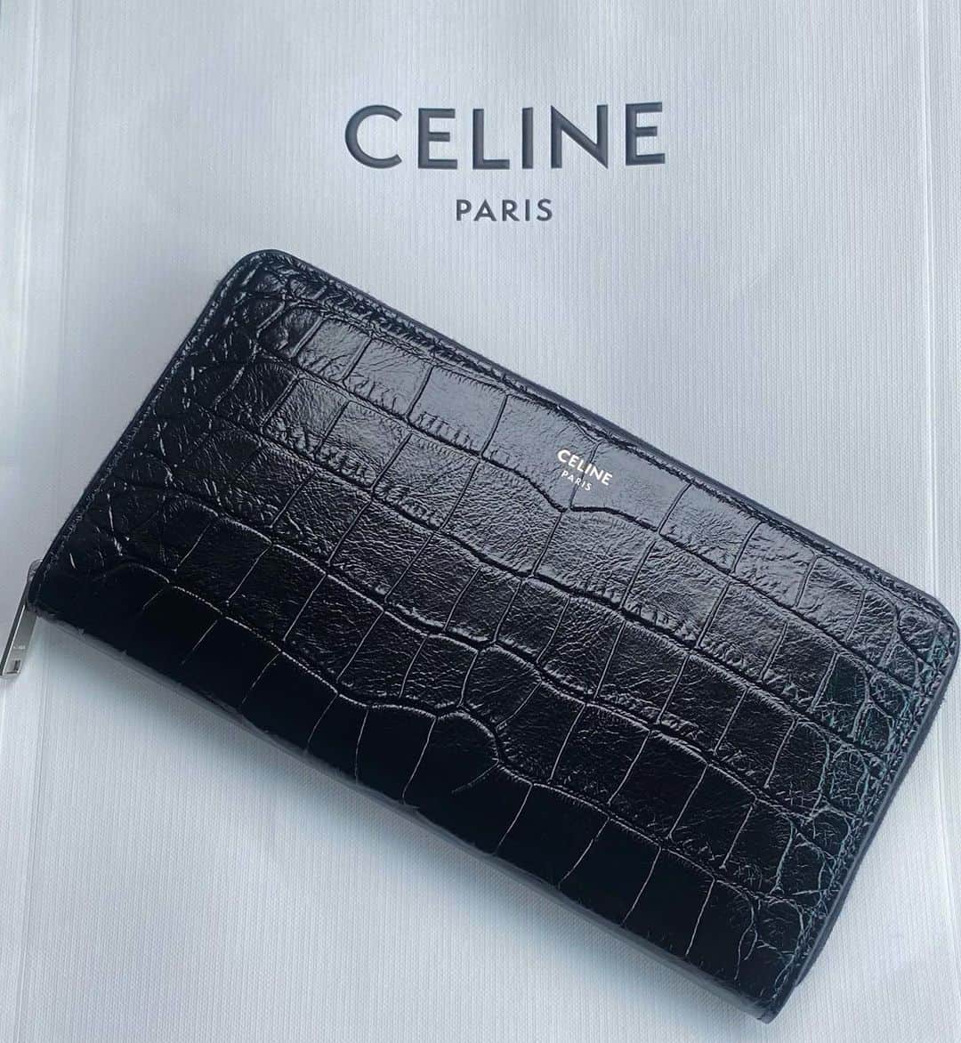 yuichi1003のインスタグラム：「.new wallet 😍 CELINEにしました🙈 . 入荷連絡待ってたけど来ず。。。 諦めかけたけど、、、 たまたまセリーヌ 行ったらしれっとありました！即断即決！ 入店30秒で買います😍 . ずっとカーフスキンのウォレットはあったけど、クロコの型押しは在庫なかったんです😂 . 後でパーカー選んでたカップルの彼女さんが彼氏さんに「やっぱり！」って言ってた笑🤣 . お洒落なレディーの人はセリーヌ の鞄を持ってる人が多いのでしれっとお揃いセリーヌ ってお洒落じゃない🤔？ . 発売15日で名古屋のセリーヌ オム、オンラインは完売だから店舗で見つけたら買いだと思います！それか23ssのセリーヌ ジャパンが買付してくれる事を願いましょう。。。 .. #セリーヌ  #CELINE #celinebyhedislimane #celinehomme #wallet #財布 #財布新調」