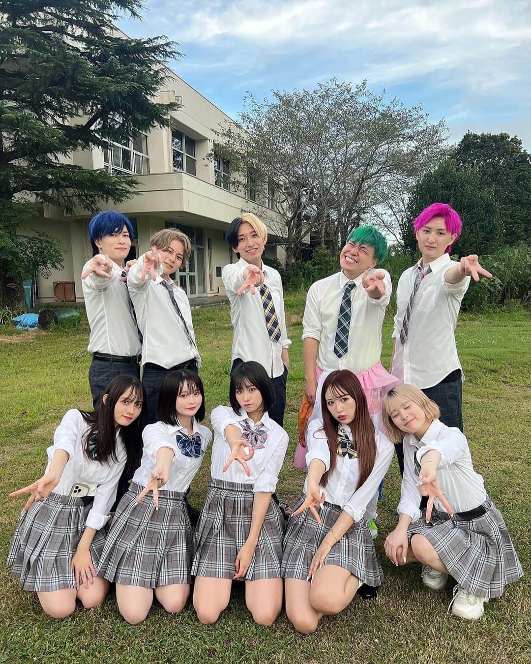 Hikaru（ヒカル）のインスタグラム：「制服きて青春しました  コラボしてくれて本当にありがとう  加藤ノア @n_katooo0705  のあちゃんとはほとんど話す機会なかったけどラストに話せてよかった 人見知りって言ってたのにずっと場を盛り上げてくれてありがとう 金髪似合ってた  水野舞菜 @mana_chos  まなちゃんとは最初の車内が一緒でtheアイドルって感じ 撮影終わりにラインで車内にドリンク残してすみませんって言われて良い子すぎてびっくりした  桜 @sakura_0808_  さくらちゃんは夜の学校の数分間だけしか話してないんやけど常に明るくて楽しかった 動画みたらずっと話回してくれてみんな助かってたしありがとう  伊藤桃々 @__peachstagram__  ももちゃんは何度か撮影してたからずっとスムーズに話せて楽しかった わざわざこの撮影のために髪の毛暗くして合わせてくれたり気を遣ってくれてありがとう  金子みゆ @kaneko_miyu0813  金子は金子 めちゃくちゃ良かった もっと調子乗っていい  まだまだそれぞれ話したいことはあるんやけど それはいつかキャスとかYouTubeで話すと思う  ネクステは関わりにくいと思うのに コラボしてくれたみんなには本当に感謝しかない  なにかネクステでも俺でも役に立てることがあれば気軽に言ってほしい  最高の1日でした」