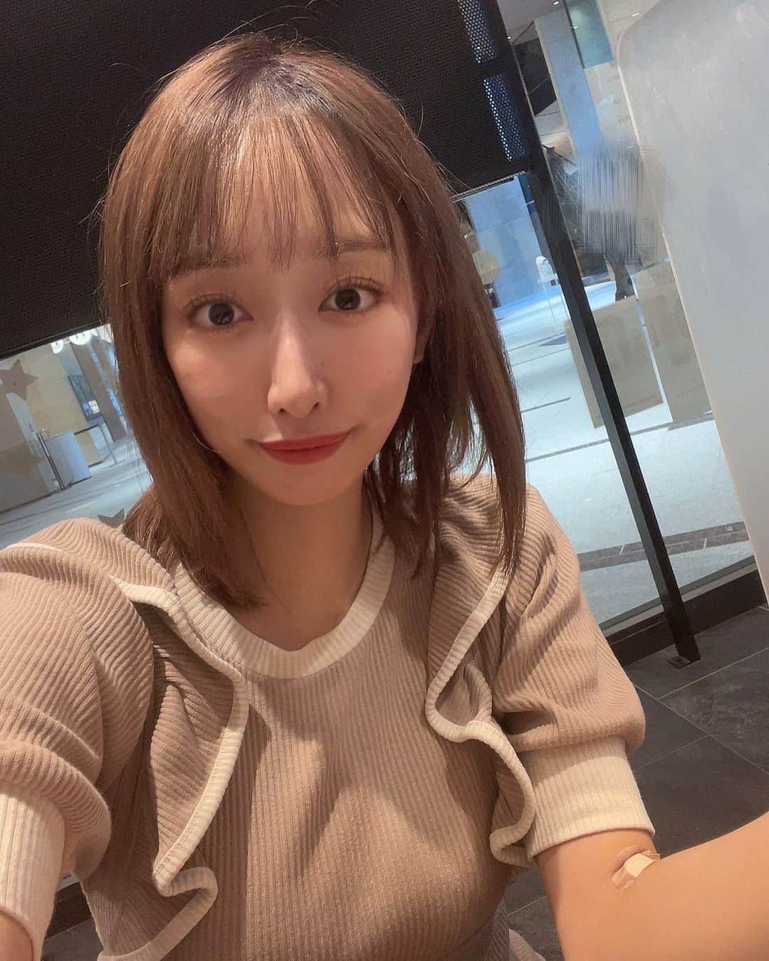 奈良歩実のインスタグラム：「@a_clinic_ginzaの片桐大佑先生 @aclinic_katagiri に《1day小顔脂肪吸引》をして頂きました❣️  頬のたるみが面長の強調なのかな？って気になってて、当たってて片桐先生に面長緩和を意識して施術して頂きました✨  顔がすっきり面長緩和になってて嬉しい🥹  クリニックも凄く綺麗で、明るい雰囲気でアンティークな鏡🪞などおしゃれで✨優しい対応をして頂きました❣️  これからもっとスッキリしてくるので改めて詳しく投稿します✨  #aclinic #aクリニック #エークリニック #aclinic銀座 #aclinic横浜 #aclinic新宿#aclinic名古屋#美容外科 #美容皮膚科 #1day小顔脂肪吸引 #1day小顔  #脂肪吸引 #小顔 #美肌 #二重あご #フェイスライン #糸リフト #aスレッド #顔痩せ #部分やせ #小顔整形  #小顔になりたい #横顔美人 #片桐大佑」