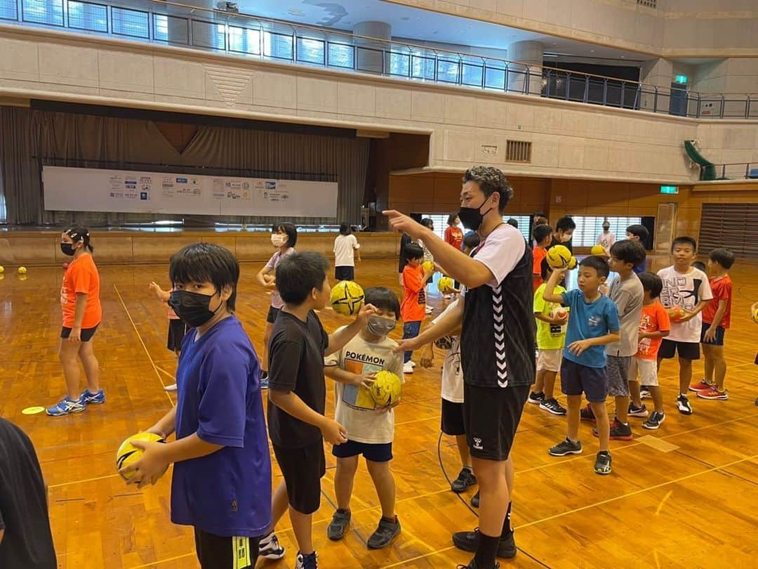 元木博紀さんのインスタグラム写真 - (元木博紀Instagram)「昨日は第二の故郷石垣島で講習会でした🙇‍♂️🙇🙇‍♀️ 明るく素直で元気な島の子供達とハンドボールができとても貴重な経験になりました💥💥💥 #講習会 #ハンドボール #handba #石垣島 #里帰り」8月23日 11時39分 - hirokimotoki