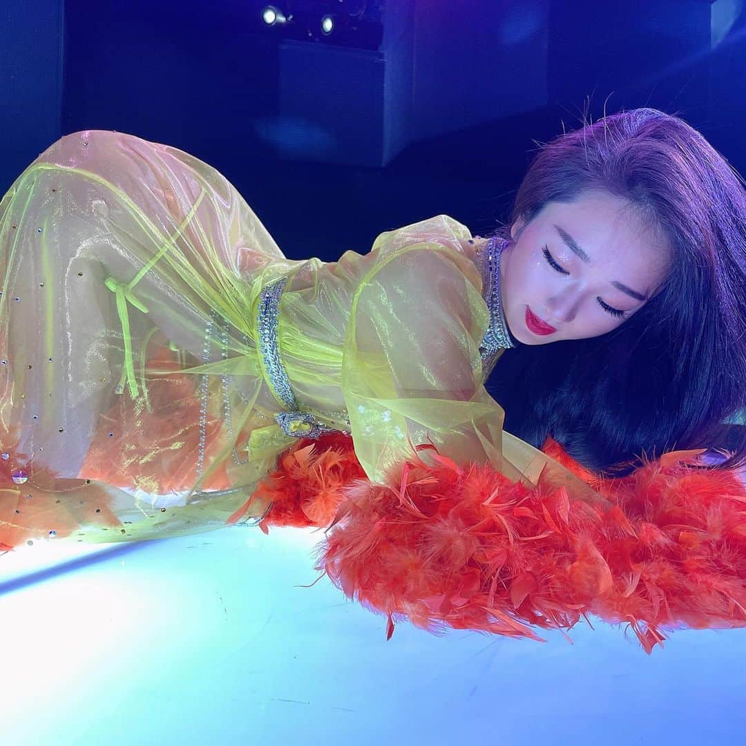 熊野あゆ（澄川鮎）のインスタグラム：「. 今回のベッド着は羽ローブ🔥 . フワフワ、すけすけ、キラキラ💗 . . . #浅草ロック座　#劇場　#ストリップ　#japan #japanese #tokyo #asakusa」