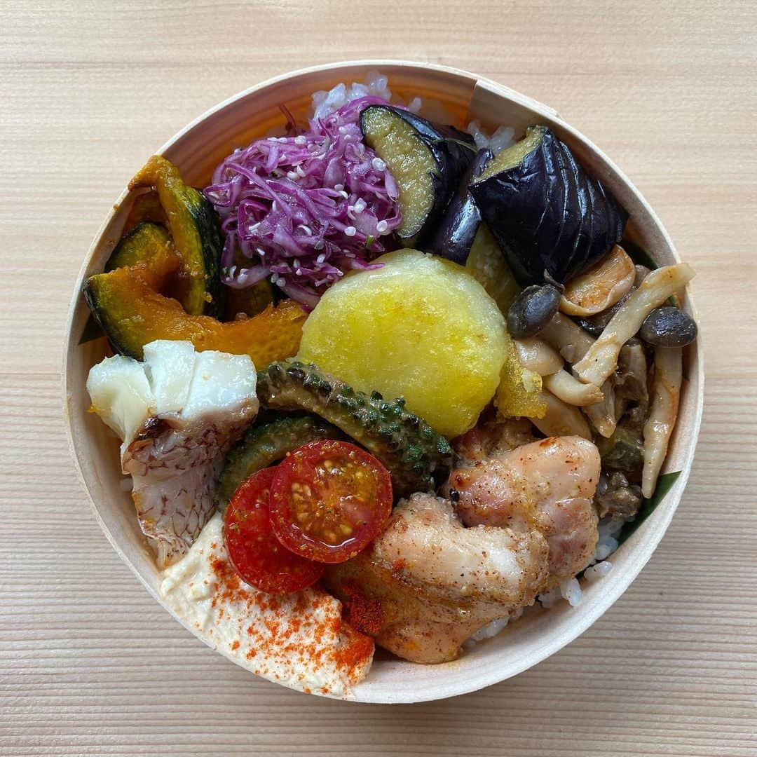 MOMOEのインスタグラム：「お弁当  たっぷりお休みをいただきまして やる気をどこかへ忘れてきてしまったかのようにやる気が見当たらない  ピチピチのみずみずしい夏野菜がたっぷり届いております 茄子がジューシーで美味しい季節  本日もご注文ありがとうございました♡  #diary #bento #catering #momoe #momoegohan #organic」