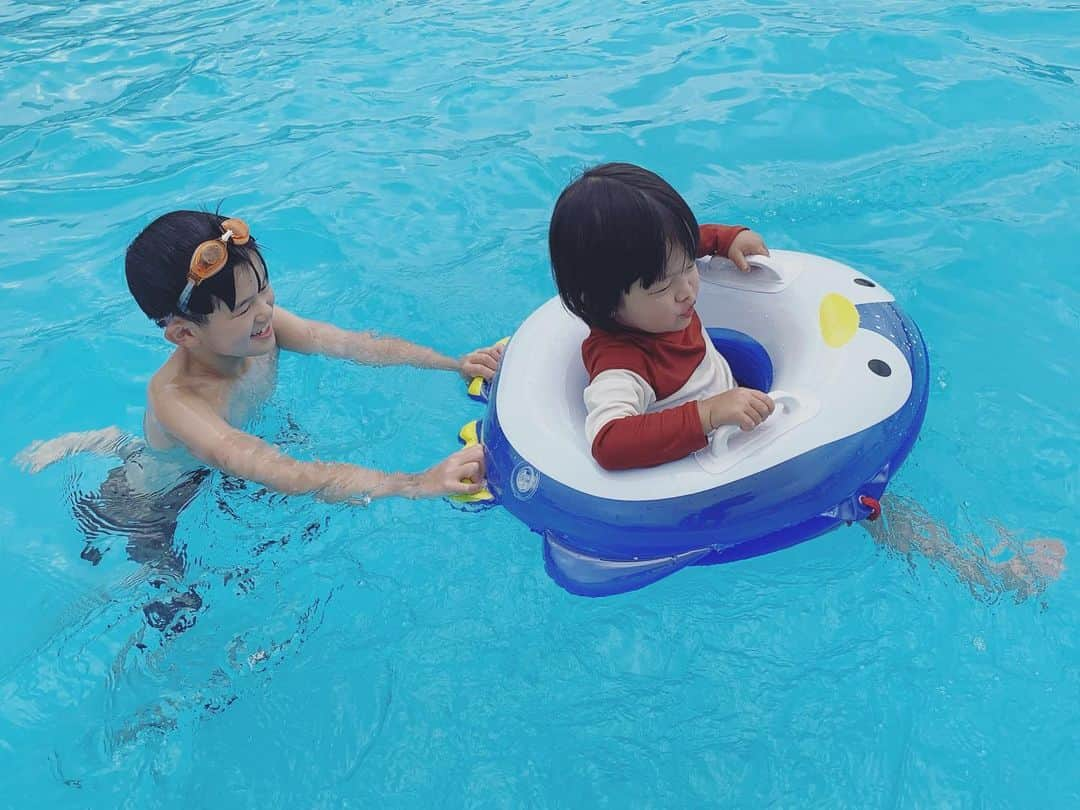 高見まなみのインスタグラム：「夏休み2回目のよみうりランド🏊🏻 この夏、長男はなんとなく泳げるようになって、9時〜17時で潜って泳ぎ続けていた😆 たいちゃんは、お気に入りのペンギンの足入れ浮き輪で、ぷかぷか浮かび続けていた🐧 こんなに小さなペンギンの浮き輪に入って、よみうりランドのアンパンマンプールによろこぶのも、今だけかなと思ったら、いとおしくてたまらなかった❤️  #8歳と3歳 #5歳差兄弟 #よみうりランド」