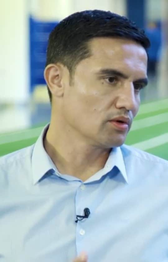 ティム・ケーヒルのインスタグラム：「It's great to have @josoorinstitute helping me with the executive diplomas and also to share my journey with @aspire_academy ⚽️📚   Reposted from @josoorinstitute  Hear what @tim_cahill had to say during an insightful conversation with @afraaalnoaimi , Executive Director @josoorinstitute at Aspire Academy @aspire_academy What makes Aspire Academy so unique? مقابلة تيم وعفراء نشارككم الجزء الأول من حديث السيدة/ عفراء النعيمي و السيد/تيم كاهيل وقد حدثنا تيم عما يجعل مؤسسة اسباير مُميزة؟"」