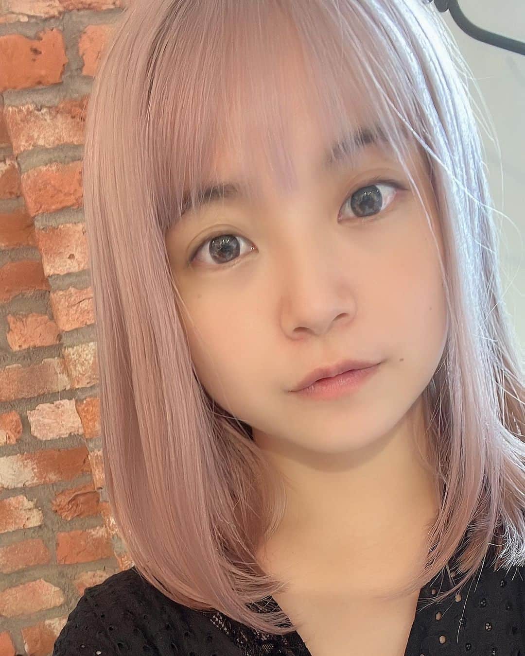藤原亜紀乃のインスタグラム：「ライブ前に色を整えてもらいました  マスカッツ衣装と同じピンク🥰 ラベンダーにも近い色に✨  このままデートに行きたくなる どこかに出かけたくなる 素敵な出会いがありそうな予感になる  そんなテンションをあげてくれる 最高の美容師さん♡ @shunpeiuchiyama  いつもありがとうございます♡ﾞ   #渋谷  #美容院  #ハイカラー  #ケアブリーチ  #おまかせ  #かわいい  #美容院」
