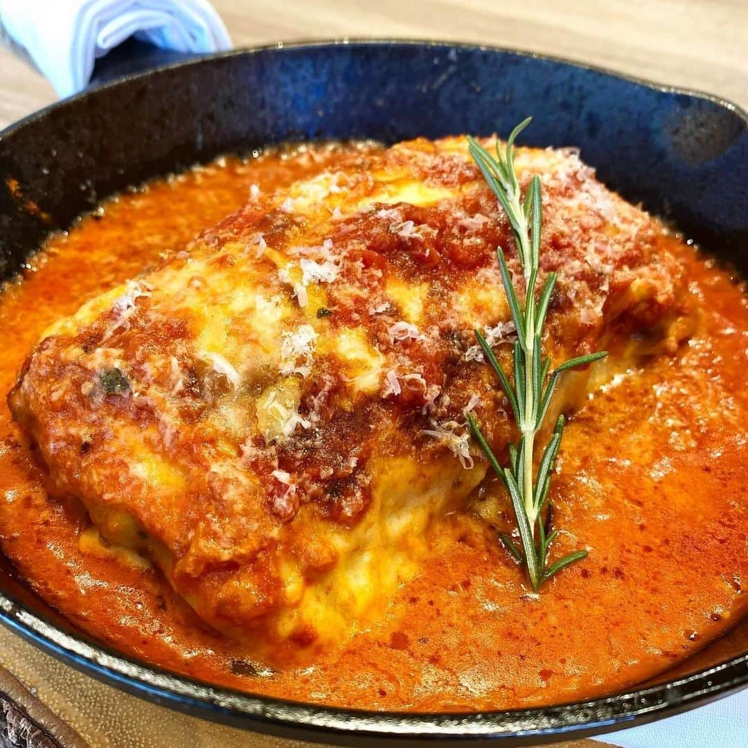 Arancino Di Mareのインスタグラム：「Arancino’s cheesy saucy oven baked Lasagne! 🇮🇹 #arancinodimare #honolulu #lasagne #pasta #waikiki #hawaii #アランチーノディマーレ #アランチーノ #イタリアン #パスタ #ハワイ #ホノルル #oahu #lasagna #hawaiifoodreviews #하와이 #hawaiisbestkitchens #italianrestaurant #italian #eat #noodle #haleainaawards #oahu #italy #outside #dinner #tomato #waikikibeachmarriott #marriottwaikiki #cheese #outdoordining」