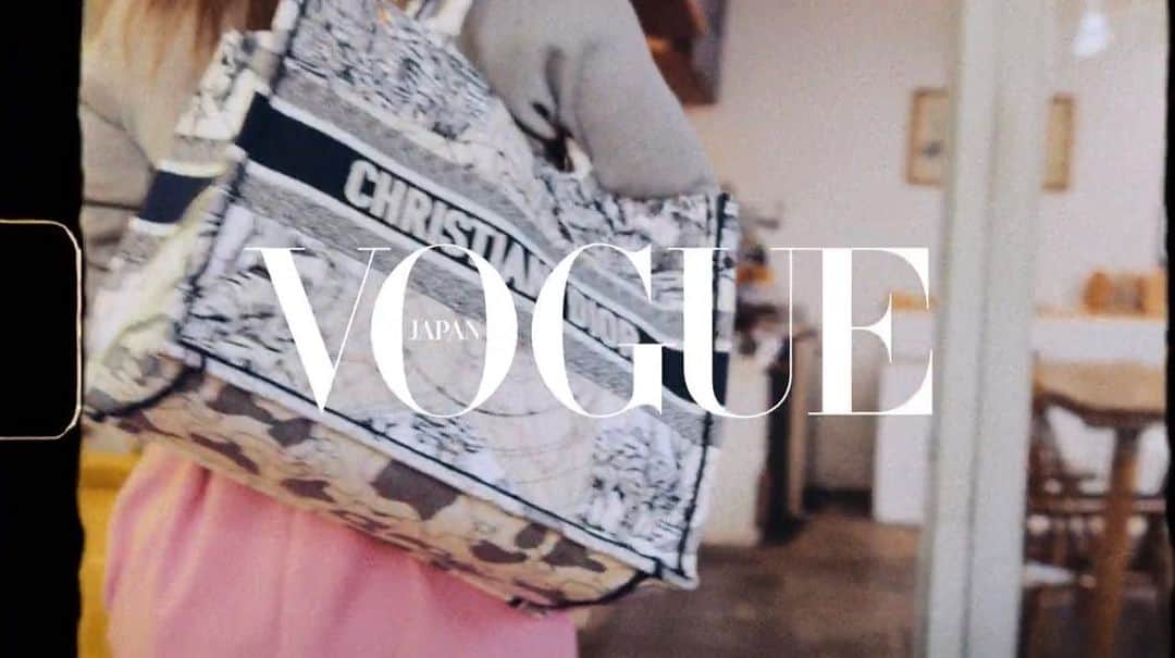 のインスタグラム：「VOGUE In The Bag にてバッグの中身を大公開中💋  便利グッズから宝ものまで お見せしてます🫶🏻  @voguejapan のプロフィールからアクセスできます❤️  #vogue #inthebag」