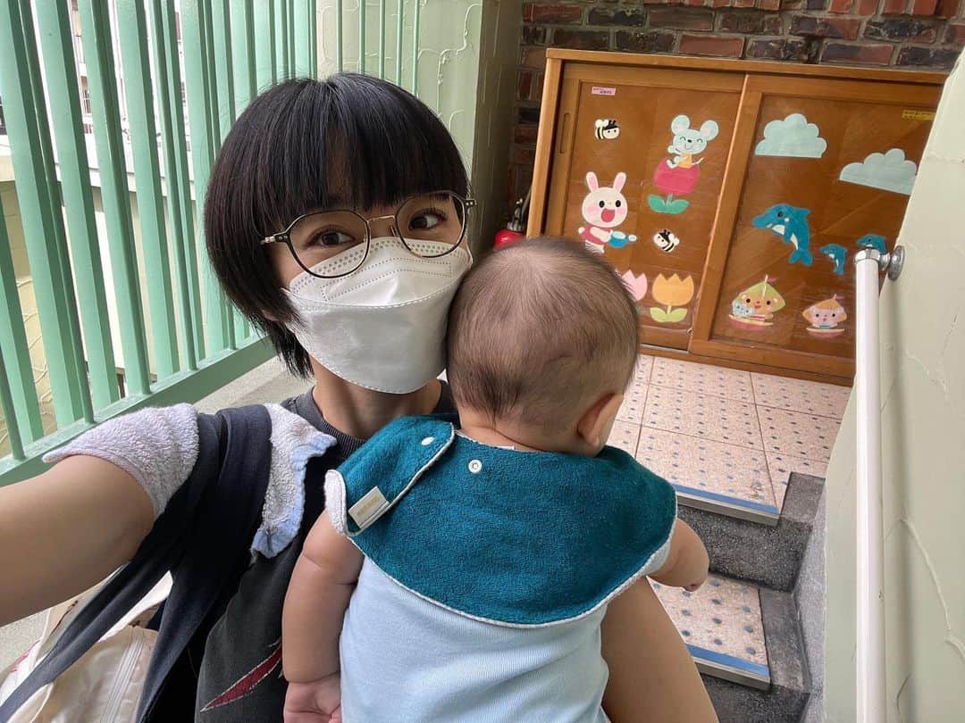 のインスタグラム：「肩にゲップタオルのってますがwww ・ 初めての保育園にリフレッシュ保育させていただきました☆ 用事がある場所の近くから選べて、保育園の情報がきちんと見れたり、LINEでの連絡帳のやりとりで何でも聞けるの！ 終わったあとも画像やどんな様子だったか送られてきて安心☆ 保育園に行ってないぶん、一時保育で他の子とコミュニケーション取ったり、習い事感覚で預けられるってありがたいな〜☆ ・ 私が使ったのは“あすいく”ってサービスです！ ママパパご参考までに☆ ・ #時東ぁみ #息子 #son #保育園 #一時保育 #リフレッシュ保育 #明日いける保育園 #あすいく #予約 #line #簡単 #安心 #連絡帳 #丁寧 #パパママ #パパママ必見 #オススメ #また絶対使う」