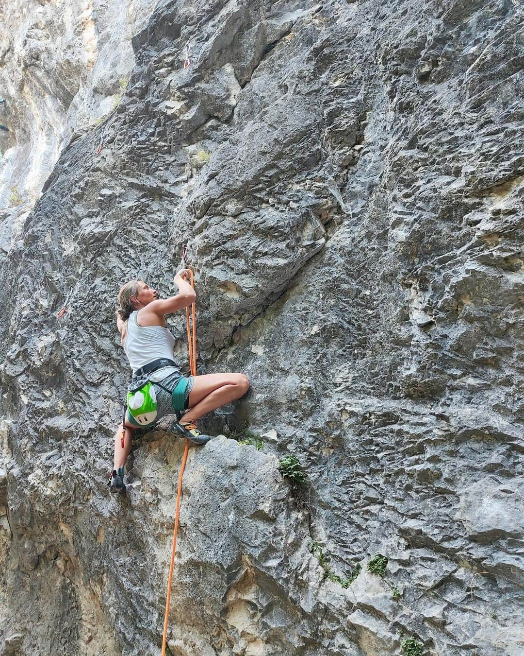 モニカ・レッツィーのインスタグラム：「Watching the European championship in Munich was awesome! 🤩It was so good to meet all my friends from Munich - haven’t seen them for a while!  Motivation was high for climbing after an amazing atmosphere during the lead final. So the next day we decided to drive to Kochel and do „this thing with the rope“ 😂 was great! Thanks @kautzisabelle for the idea 💪  #wearemarmot  #andplay #noplacetoofar #itsgreatoutthere #scarpa #kochel #europeanchampionchip  #klettern #munich2022  @scarpa_de  @marmot_mountain_europe」