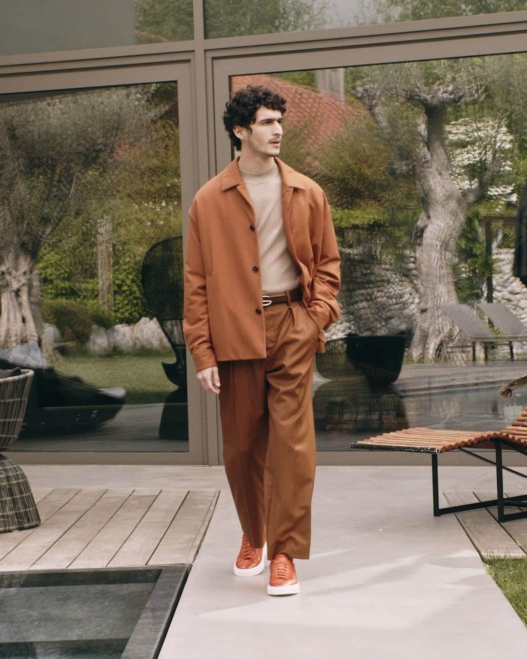 サントーニのインスタグラム：「Achieve everyday elegance.   With the Santoni Pre-Fall sneakers, even the most classic of casual staples becomes an unexpected symbol of style.   #Santoni #SantoniFW22」