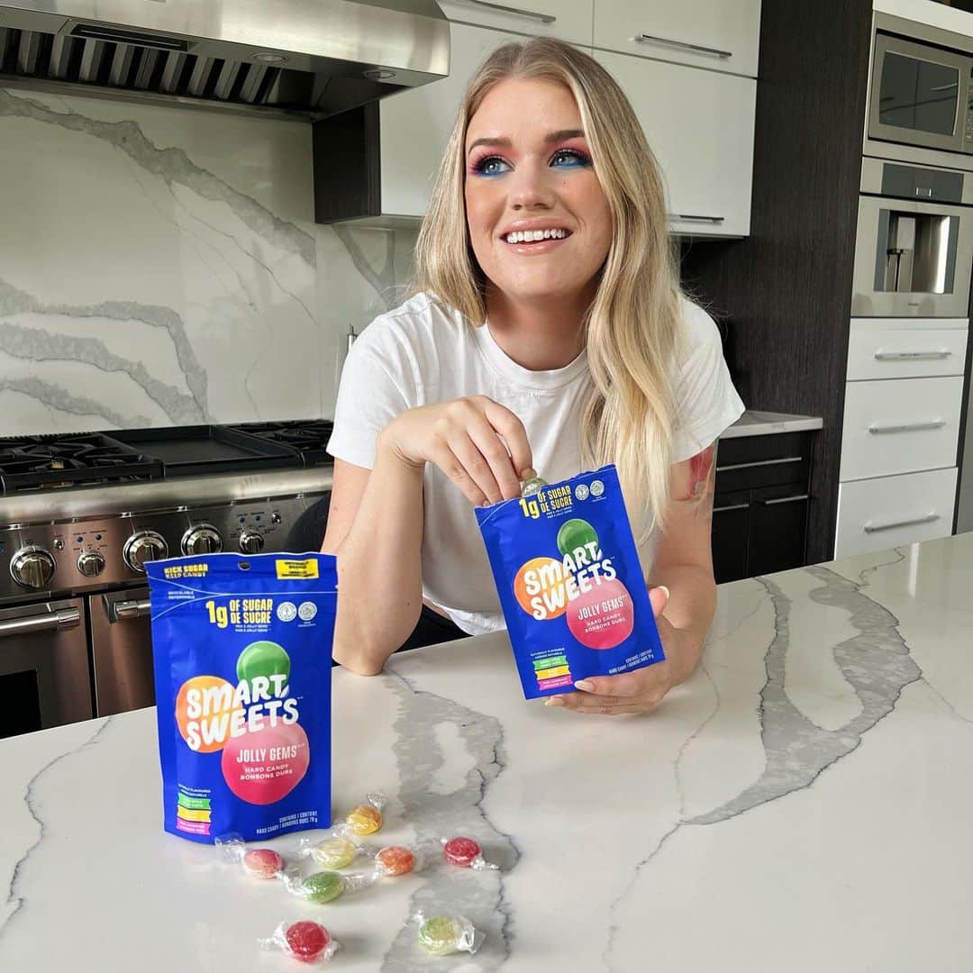 Samantha Ravndahlのインスタグラム：「GIVEAWAY CLOSED: congrats to the winner @terri.stone_ ✨ #ad GIVEAWAY ✨Teaming up with @SmartSweets to celebrate the launch of their newest candy, SmartSweets Jolly Gems™ 🍬 89% less sugar than traditional hard candy, plant based, no sugar alcohols, and delicious - welcome to my life of requiring a bag of these on hand at all times 😌   We are giving away a year’s supply of candy! To enter:   •Follow @SmartSweets •Like this post •Tag up to 10 friends in the comments! (1 comment + tag = 1 entry!) •Must be a US or CAD Resident to enter •Winner will be selected on August 26th, 2022」