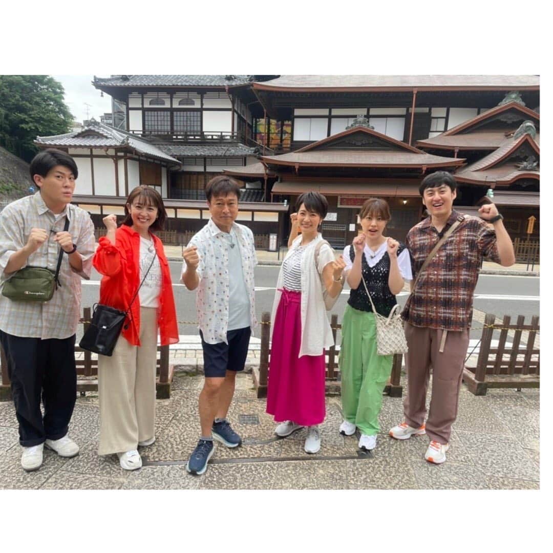 村井美樹さんのインスタグラム写真 - (村井美樹Instagram)「8/24(水)18:25～テレビ東京系で 水バラ『バスVS鉄道 乗り継ぎ対決旅12 』 の放送があります🚌🔥🚃  今回は、愛媛県・道後温泉をスタートして、しまなみ海道を通って広島県へ。ゴールの岡山県・後楽園を目指します。  ん？しまなみ海道って、鉄道が通ってないですよね…？  バスの方も島と島をつなぐ橋の部分は高速バスしか走ってないので、バスに乗れません。  そう、今回はこの70kmもある超難関コース・しまなみ海道をいかに攻略するかがポイントになります！！  フェリー⛴か、自転車🚴‍♀️か徒歩か🚶‍♀️？  果たして両チームはどうやってしまなみ海道を渡るのでしょうか？  バスチーム🚌は　#太川陽介 さん #酒井美紀 さん 、土佐兄弟の #土佐有輝 さん。  鉄道チーム🚃は、鬼軍曹👹 #村井美樹  ロバートの #山本博 さん #福田沙紀 ちゃん  いつもハードな鉄道チーム。毎回ハードを更新していきますが、今回が一番大変だったかも…💦 （って毎回言ってる気がするな🤣）  放送は  8/24(水)18:25～21:54 テレ東(関東)ほか 北海道TVh,愛知TVA,岐阜GBS,滋賀BBC,奈良TVN,和歌山WTV,大阪TVO,岡山香川TSC,福岡TVQ  です。お楽しみに☺️  ※今までご覧になれなかった地域の方もTVerではスマホやPC、タブレットなどで全国どこからでもリアルタイム配信で無料でご覧いただけます。  衣装は1日目  ボーダーカットソー @so_close_official ホワイトシアーブラウス @earth__1999  2日目  トップス、パンツ @earth__1999」8月24日 1時11分 - miki_murai_