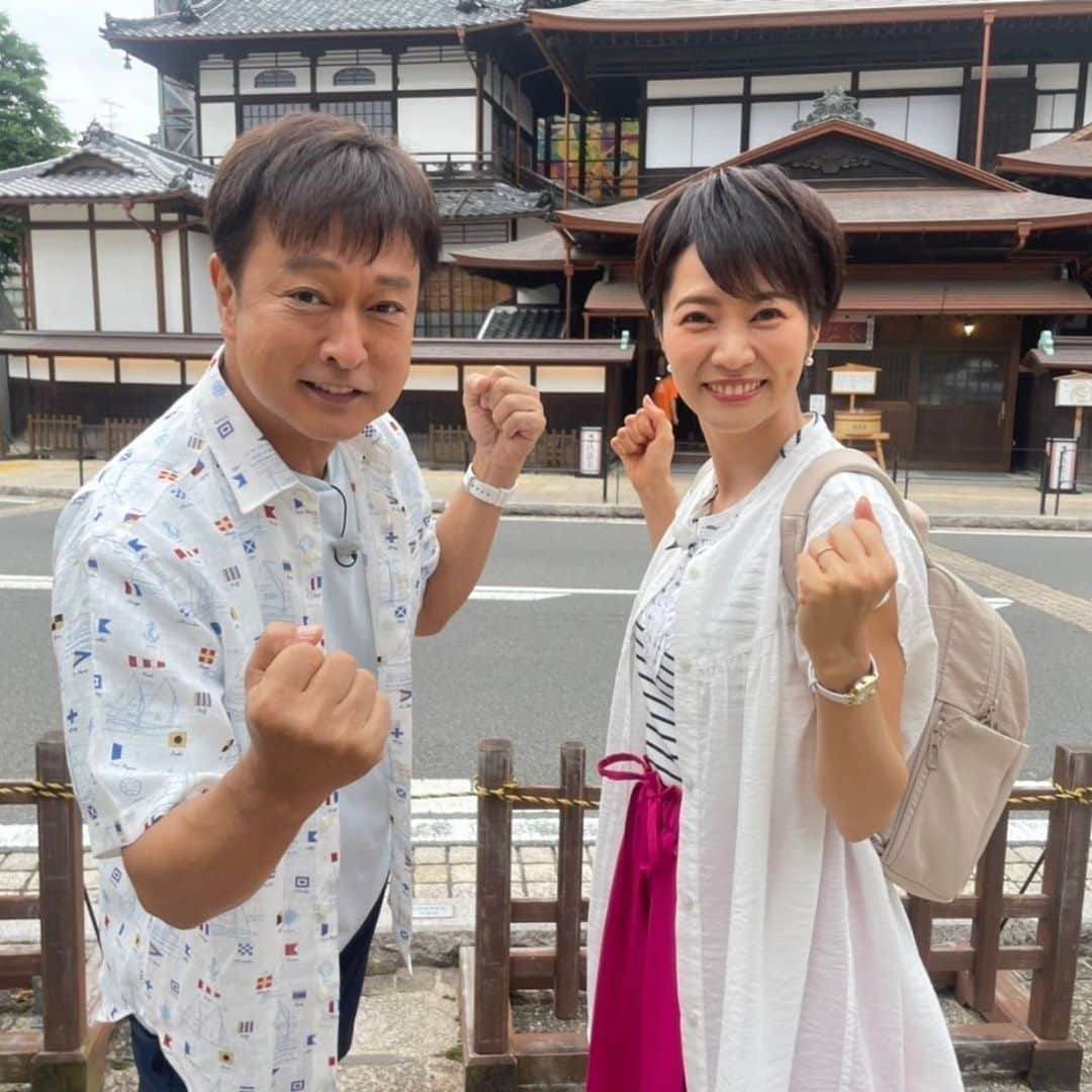 村井美樹さんのインスタグラム写真 - (村井美樹Instagram)「8/24(水)18:25～テレビ東京系で 水バラ『バスVS鉄道 乗り継ぎ対決旅12 』 の放送があります🚌🔥🚃  今回は、愛媛県・道後温泉をスタートして、しまなみ海道を通って広島県へ。ゴールの岡山県・後楽園を目指します。  ん？しまなみ海道って、鉄道が通ってないですよね…？  バスの方も島と島をつなぐ橋の部分は高速バスしか走ってないので、バスに乗れません。  そう、今回はこの70kmもある超難関コース・しまなみ海道をいかに攻略するかがポイントになります！！  フェリー⛴か、自転車🚴‍♀️か徒歩か🚶‍♀️？  果たして両チームはどうやってしまなみ海道を渡るのでしょうか？  バスチーム🚌は　#太川陽介 さん #酒井美紀 さん 、土佐兄弟の #土佐有輝 さん。  鉄道チーム🚃は、鬼軍曹👹 #村井美樹  ロバートの #山本博 さん #福田沙紀 ちゃん  いつもハードな鉄道チーム。毎回ハードを更新していきますが、今回が一番大変だったかも…💦 （って毎回言ってる気がするな🤣）  放送は  8/24(水)18:25～21:54 テレ東(関東)ほか 北海道TVh,愛知TVA,岐阜GBS,滋賀BBC,奈良TVN,和歌山WTV,大阪TVO,岡山香川TSC,福岡TVQ  です。お楽しみに☺️  ※今までご覧になれなかった地域の方もTVerではスマホやPC、タブレットなどで全国どこからでもリアルタイム配信で無料でご覧いただけます。  衣装は1日目  ボーダーカットソー @so_close_official ホワイトシアーブラウス @earth__1999  2日目  トップス、パンツ @earth__1999」8月24日 1時11分 - miki_murai_