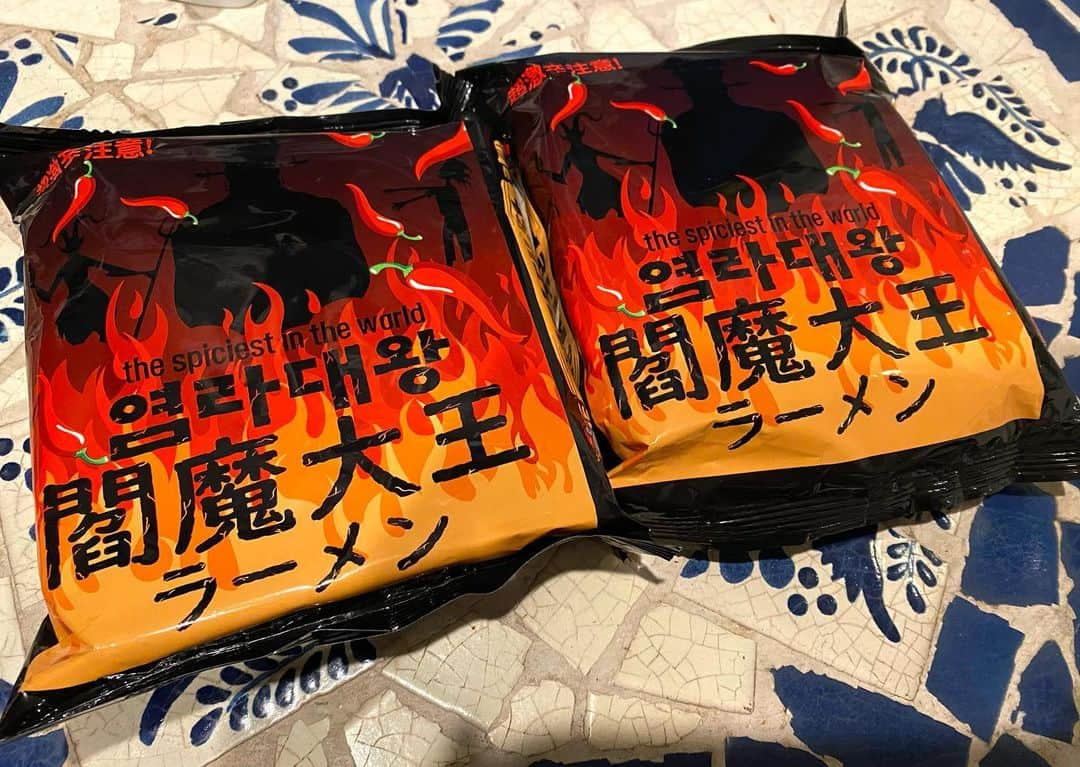 遠山景織子さんのインスタグラム写真 - (遠山景織子Instagram)「KALDIで出逢った閻魔大王🌶🌶🌶🌶🌶 超激辛ラーミョン！3つ残ってて店員さんにいつも有る品物か聞いてみたらしばらく入荷の予定はないそうです！３つ持ってみたけれどどうしよう。店内をぐるぐるめぐりながら、悩んだ挙句に2袋つ購入😊どんな刺激か🍜毎日観ている大好きなYouTubeゆっちゃんとひげさんからの学びから、これを食べるの楽しみにしてます。 🐉 今日はリモート取材の日でした✨✨✨ #お疲れ様です #リモート取材  #激辛ラーメン大好き  #超激辛ラーメンがあった  #カルディ #世界一辛いラーメン  #閻魔大魔王 #激辛チャレンジ #激辛チャレンジグルメ  #覚悟を決めてチャレンジ  #ゆっちゃんねる #ゆっちゃん #ヒゲさん  #ゆっちゃんとヒゲさんに会いたい #遠山景織子さんのレシピ」8月23日 17時07分 - kyooko.9.tooyama