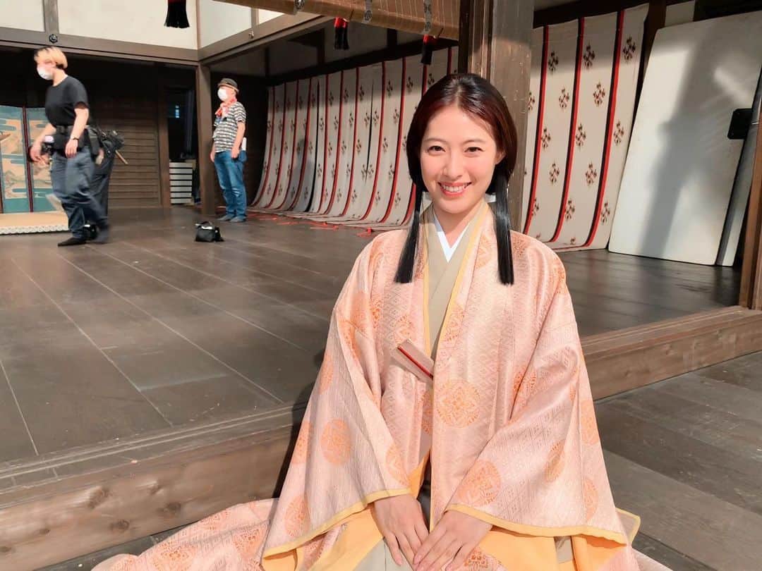 瀧本美織のインスタグラム：「. 「義経のスマホ 夏草の陣」に北条政子役で出演させていただきます👼🏻 や〜こんな楽しいシリーズがあったのですね！笑 自撮りしたり、役者さんがずっとカメラマンさんの役割をしたりと面白かったです！  政子さんは頼朝さんのことが大好きなんだなと。 一途に支え続け、トップたるもの〜と彼を導く。 影のリーダーは政子さんだったのかなと想像しながら演じました。 好き過ぎる故、エキセントリック政子も出てきます。 でも乙女で可愛い人だなと私は思いました。  FUMIのアプリも欲しいところだなぁ✏️笑  8月24日よる11時45分〜 ご覧くださいね☺️   #nhk  #義経のスマホ  #北条政子」