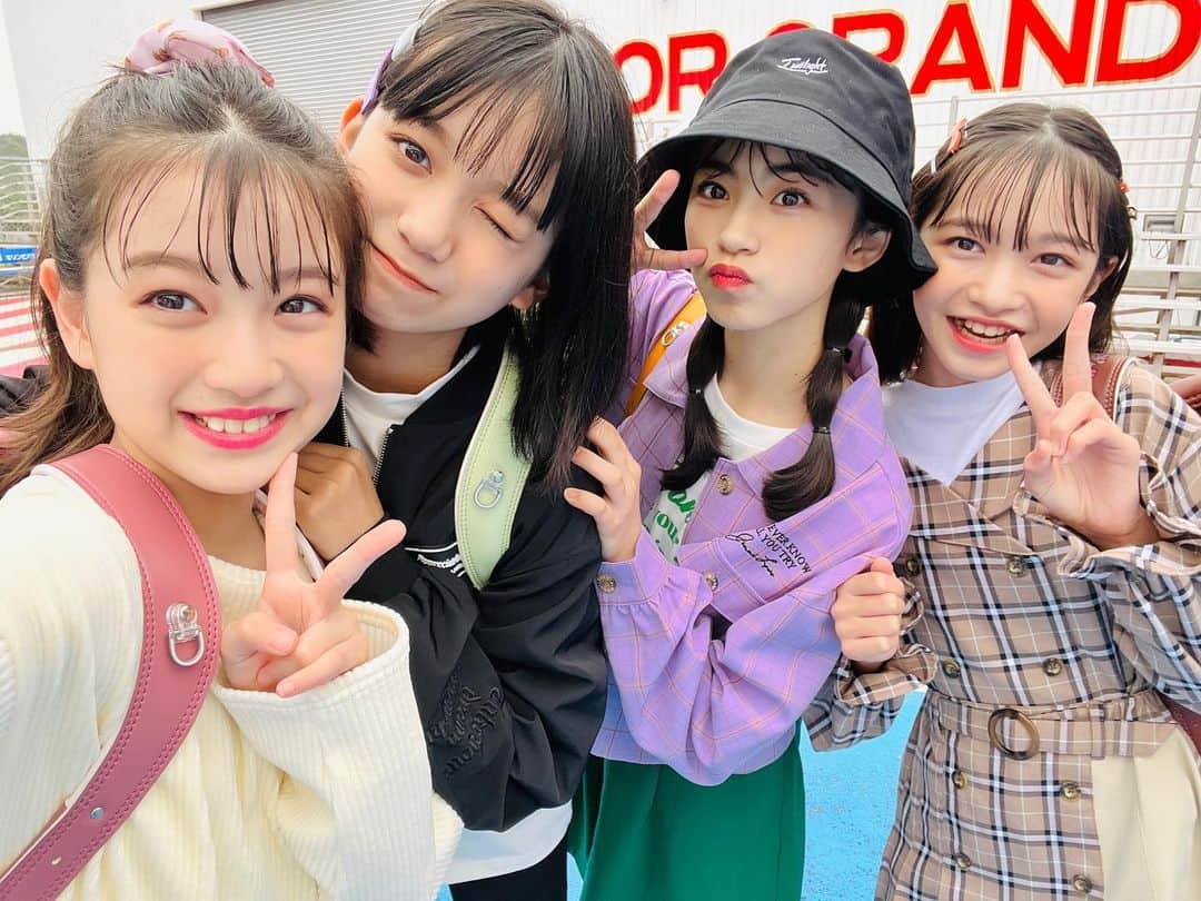 ニコ☆プチのインスタグラム：「📸  秋通学コーデでセルフィー‼︎🤳💗  #川瀬翠子 #葉山若奈 #白水ひより #橘侑里 #オフショット #10月号」