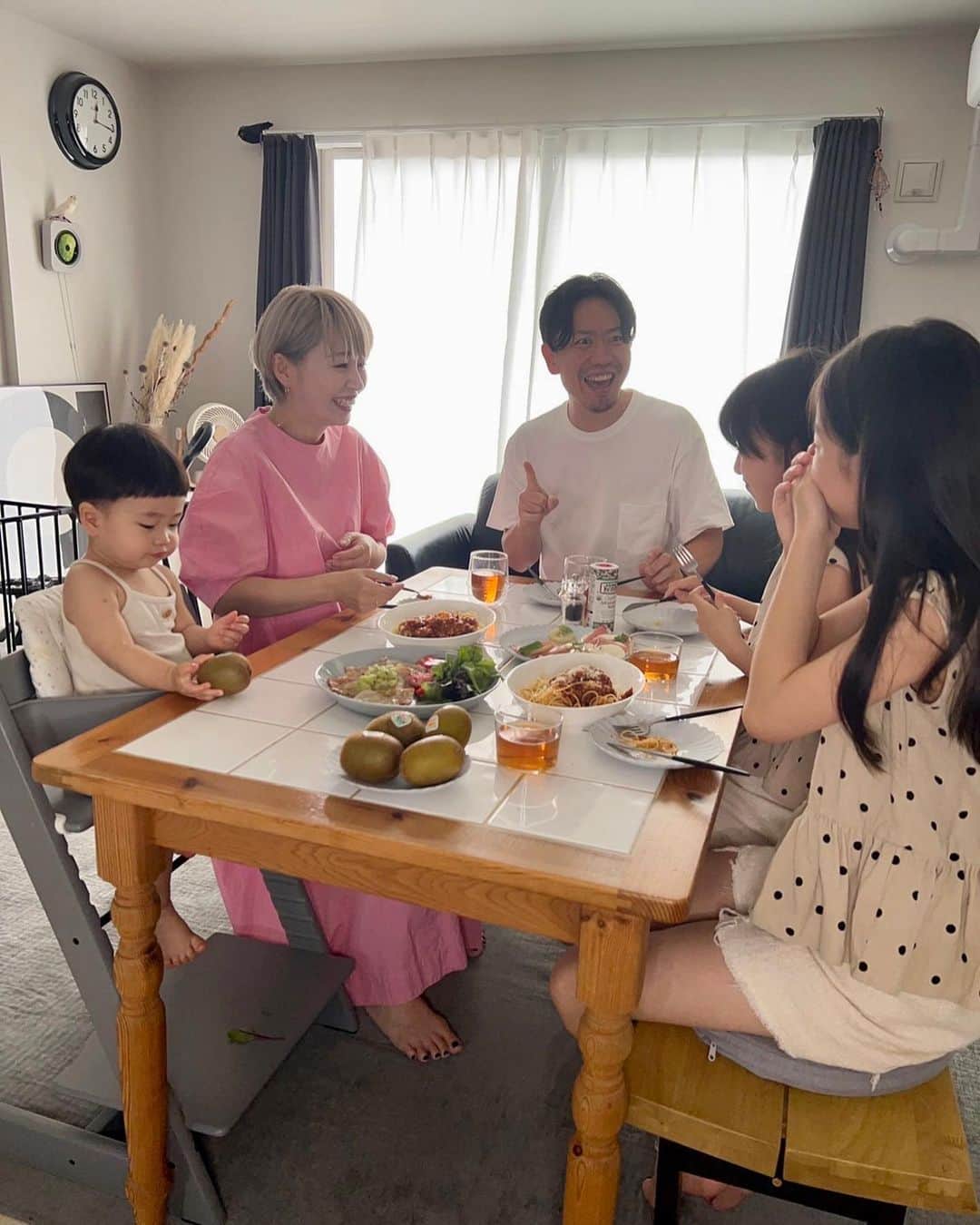 ◆miki◆のインスタグラム：「*  * 🥝🥝🥝 * ようやっと夏休みも終了( '-' )  母ちゃんはずっとキッチンに立ってた気がする←辛( '-' )  マンネリ化してる自分の料理に飽き飽きとるわ～ みんなご飯何作ってる～？  普段はヨーグルトやゼリーにしたり デザートとして食べているキウイを 生ハムとモッツァレラのサラダと ポークソテーのおろしソース添えとして 大胆アレンジしてみました🥝  意外な食べ物との組み合わせは新しいし楽しいっ🤣‼️ 美味しかった‼️  ののなのにもお手伝いしてもらって みんなでワイワイlunchtime😋を楽しみました💕  キウイには10種類の栄養素が含まれてるから 栄養バランスを整えるのにピッタリだよ🫰🏻  ひわも大好きで毎日食べとるわ🫶🏻💕  @zespri_jp → #キウイのうれしいかけ算 という キャンペーン実施中‼️参加してみてね‼️  #キウイ #ゼスプリ  #ゼスプリキウイ  #こどもごはん #ゼスプリ_PR」