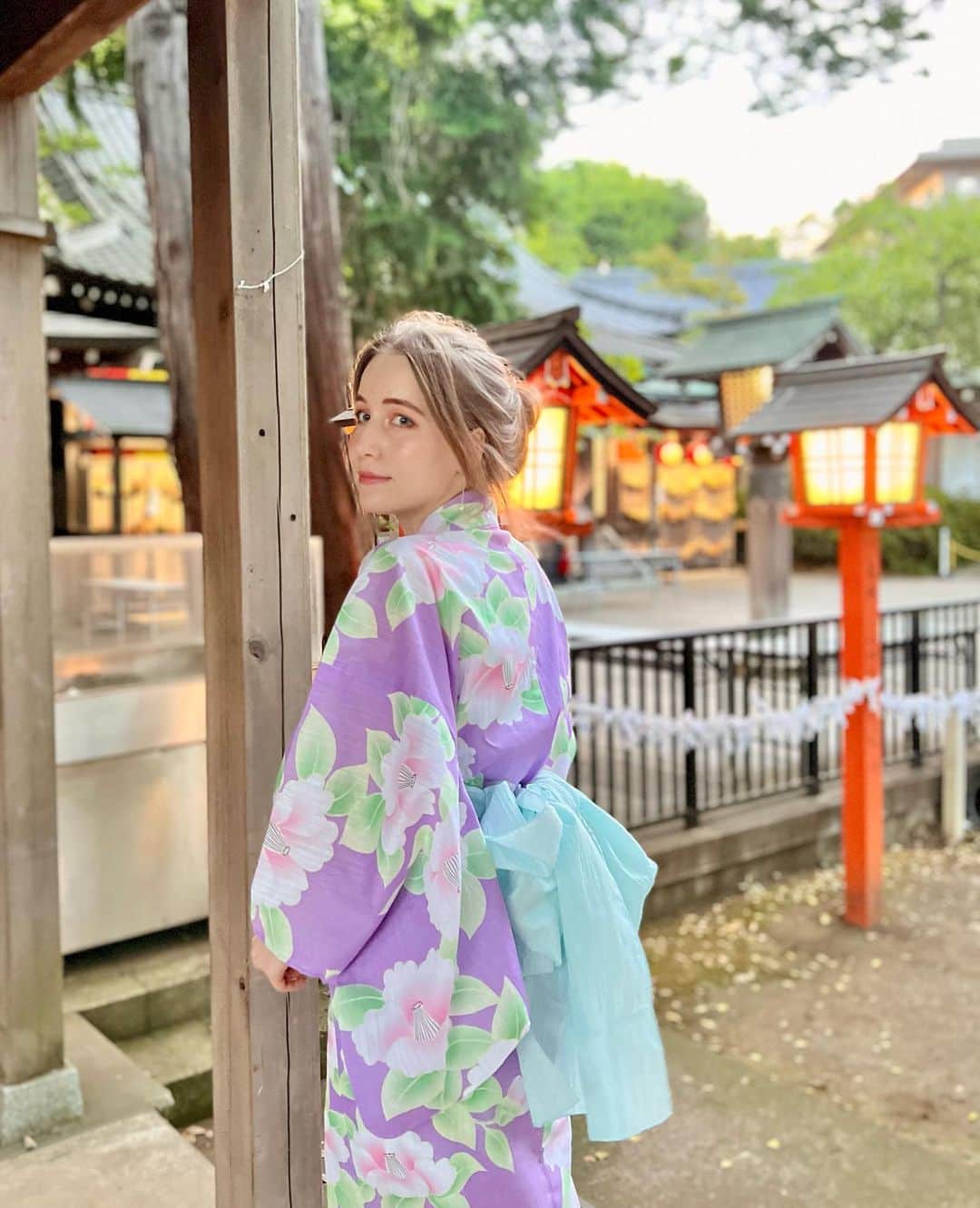 アシヤのインスタグラム：「夏が終わる前にもうちょっと浴衣の写真載せます〜 今年久しぶりに着れて良かった！ @real_kh 着付け＆ヘアありがとう💜」