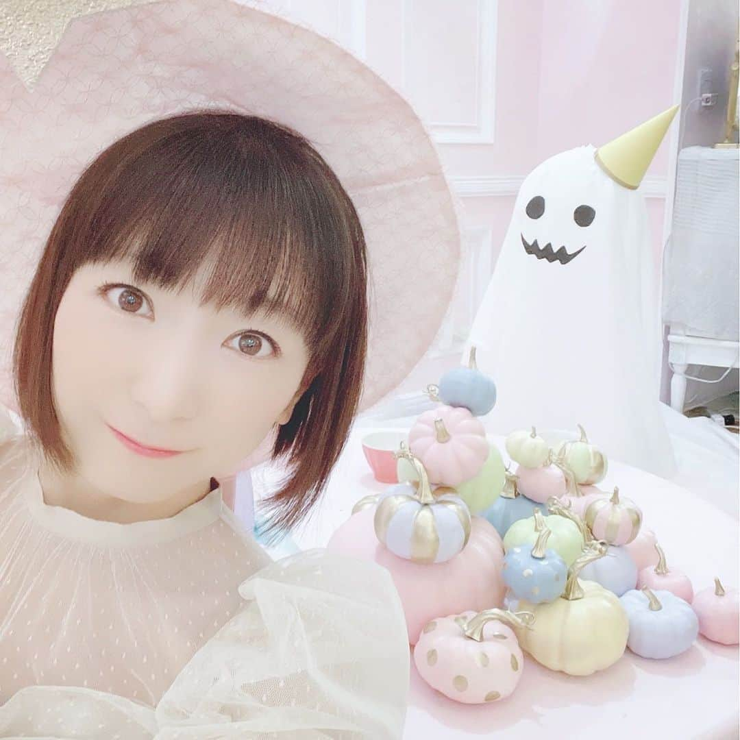 堀江由衣のインスタグラム：「. 夏休み記念その35♪  ハロウィングッズ撮影の時の写真です♪  妙に可愛いオバケちゃんと（笑）  . . . . . . . . . . ファンクラブイベント「黒ネコ集会 Vol.21 ～Party of Halloween～」のグッズラインナップが公開となりました！ https://www.kuroneko-union.com/news/2022/0816120000.html  ●受付期間 8月17日(水)12:00～8月31日(水)23:59 . . . 「黒ネコ集会 Vol.21 ～Party of Halloween～」  ●日程 2022年10月15日（土） 開場 15:00 / 開演16:00 ※ 開場・開演時刻は変更になる場合がございます。  ●会場 さいたま市文化センター　大ホール (https://saitama-culture.jp/culturecenter/)」