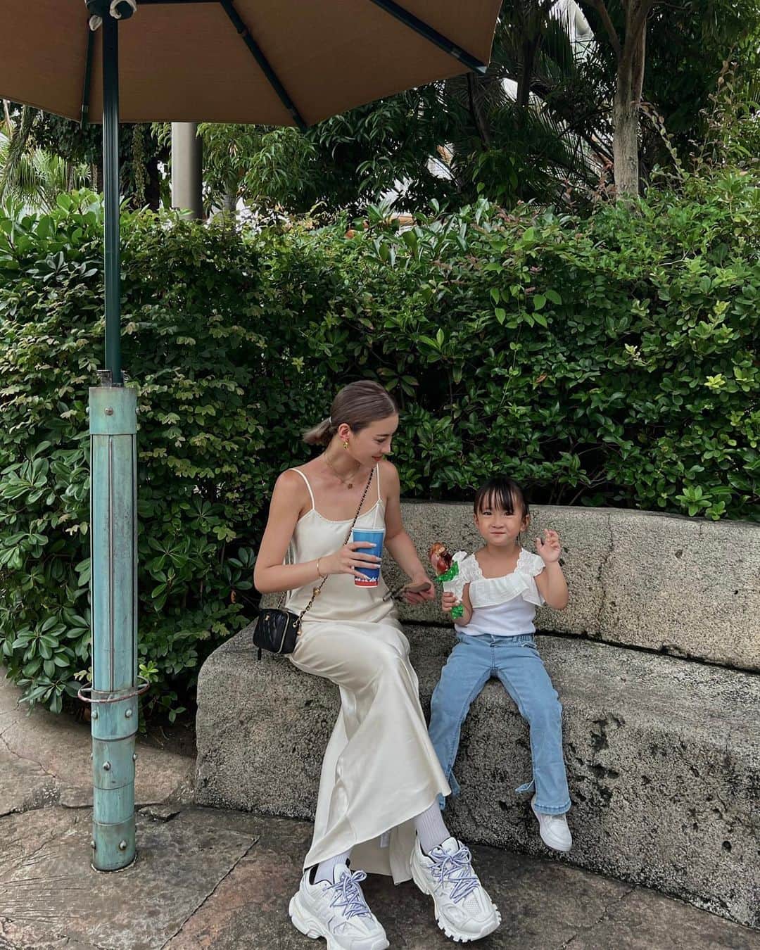 孫きょうのインスタグラム：「子供達は食べ盛りだから夏休み中は食欲への誘惑だらけでずっと何か食べてる子供達が羨ましい🙏🏽 食べても太らない羨ましい体質の人ってやっぱり代謝が大事っていうのに私は代謝が鬼低い🥲  サプリにも頼るのが正解だなと「大人のカロリミット」を食事の時に飲むように✨  "大人の"はさらに機能がプラスされていて、 脂肪の代謝を助けて消費しやすくしてくれるし、BMIが高めの人のお腹の脂肪を減らすサポートをしてくれるから、私みたいに代謝の低下が気になる人に特に✌🏽  運動の時間も作って代謝を上げるのが1番なんだけど、ちょっとそこまで気が回らない時は←(言い訳だけど子育てはハードだからね) 1回3粒だから手軽！代謝をサポートしてくれるのは嬉しい🙇🏻‍♀️❤️ 機能性表示食品だからこそ頼りにしてる！  外食での贅沢な食事の時はもちろん、日頃から代謝を助けてもらうために私は軽食の時も1日3回飲むのを心掛けてるよ🔥  カロリミットは味を感じなくて飲みやすいところもいい✨  #ファンケル #大人のカロリミット#PR @fancl_official」