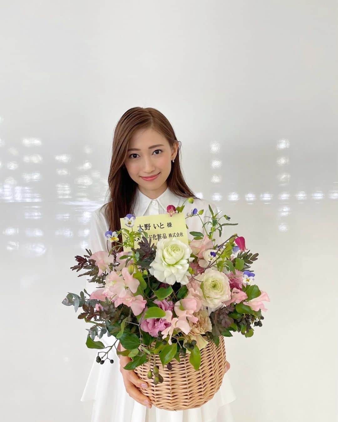 大野いとのインスタグラム：「メナード化粧品さんの撮影にて。 綺麗なお花をいつもありがとうございます。とっても嬉しいです。💐 #menard」