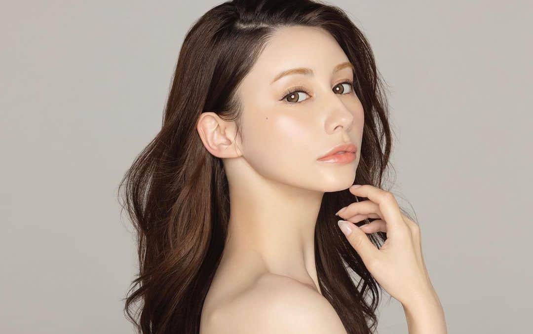 ダレノガレ明美さんのインスタグラム写真 - (ダレノガレ明美Instagram)「CAROME.からお知らせ‼️ 遂に遂に発表できます✨  アイライナー・マスカラ・ セラムをリニューアルします！  もっと早く言いたくて、 ムズムズしてたので、 ようやく言えて良かった😭 試作品が出るたびにスポーツはもちろんのこと泣ける映画見たり。 どんなシーンでも 「CAROME.いいじゃんっ！」っと 実感してもらえるように 試行錯誤をして、 こだわった商品が完成しました！  「今よりもさらにいい商品を作らないと絶対、みんな納得してくれない！」 と思って、妥協せず作ったので、きっと気に入ってくれるはず。  失恋した時にすごく泣いて、　目を擦っちゃって黒くなっちゃうから、　落ちないアイライナーが欲しい！と メッセージをくれた方も 喜んでくれるはず♡ #失恋しても裏切らないアイメイク  8月29日に楽天で先行発売、 9月1日より店頭販売開始です！ 楽しみにしててください💋  詳細は @carome_official  でもチェックしてみてね〜🌹  #CAROME. #カロミー #裏切らないアイメイク #アイライナー #マスカラ #まつ毛美容液」8月23日 19時08分 - darenogare.akemi