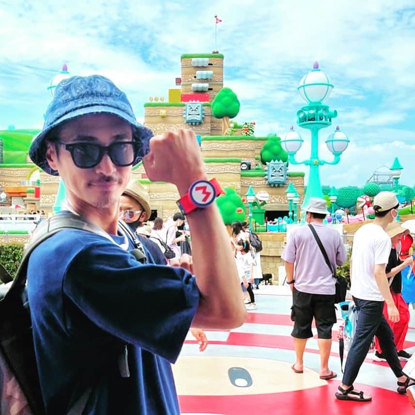 窪塚洋介のインスタグラム：「遅ればせながらUSJ、 スーパーニンテンドーワールド🍄 チェック1,2して来たけど、 「おおお」てなるわ世代的に😂 「よう作った…よう作った‼️」 て何回か言った。 しかし残暑とはいえまだまだ夏休み、 3.6万人はまぁまぁ混んでたね🤲  白川くんいつもありがとう〜📣」
