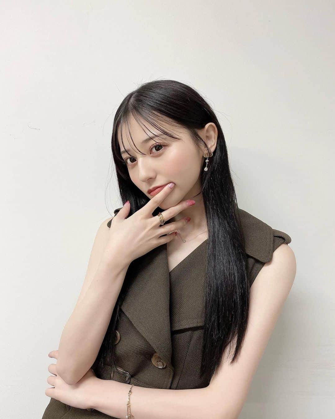 吉井美優のインスタグラム：「👩🏻‍🎨🟤  今月のネイル今回は赤色  挑戦カラー かわいい 💃🏼🍷 いつも有難う御座います ♡ @_eriko__ch」