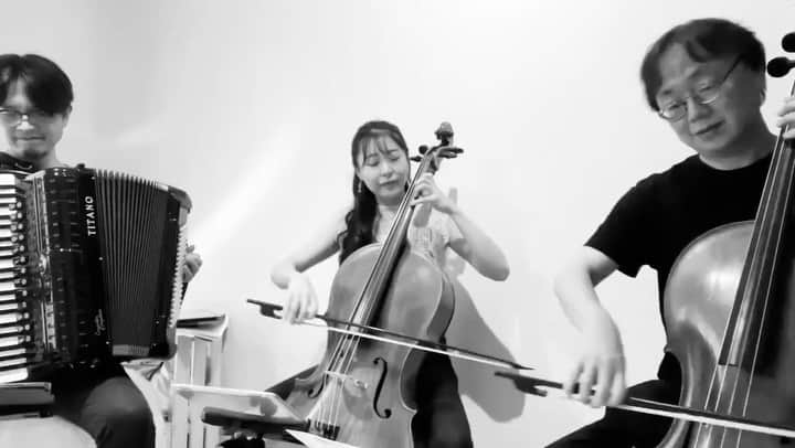 新倉瞳のインスタグラム：「Vivaldi concerto for two cellos RV531   懸田貴嗣はバロックチェロさんと 佐藤芳明はオーケストラさんと Vivaldiの2台のチェロのための協奏曲 ｼﾞｬﾊﾞﾗﾗｼﾞｬﾊﾞﾗﾗｼﾞｬﾊﾞﾗﾗｼﾞｬﾊﾞﾗﾗ  明日は福島二本松にて是非✨」