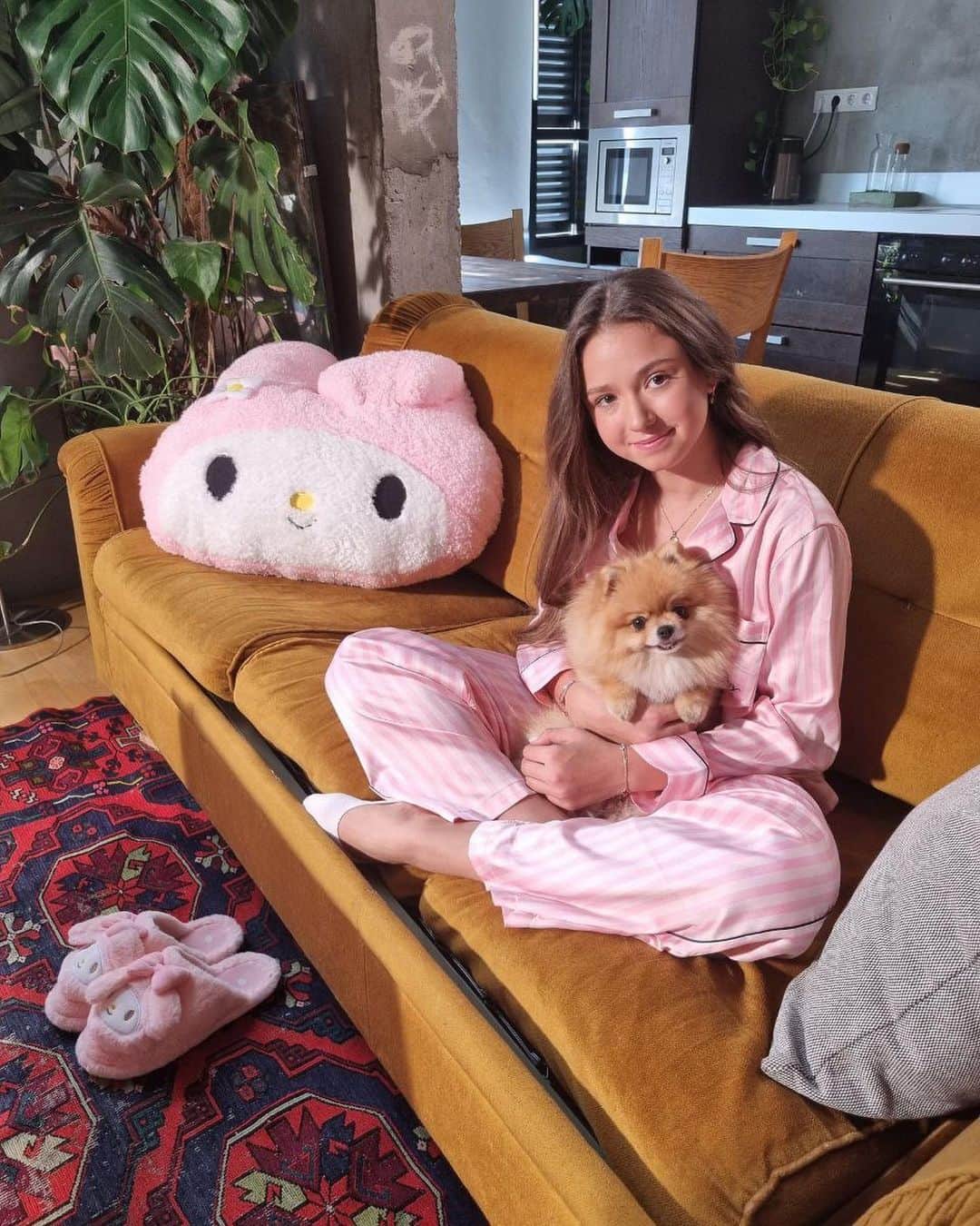カミラ・ワリエワのインスタグラム：「Классный съёмочный день 📹  Спасибо всей команде @dmitrienko_vanya за новый опыт 😄 Жду выхода ролика 😊 P.s. Лёва тоже поработал на славу 🦁」