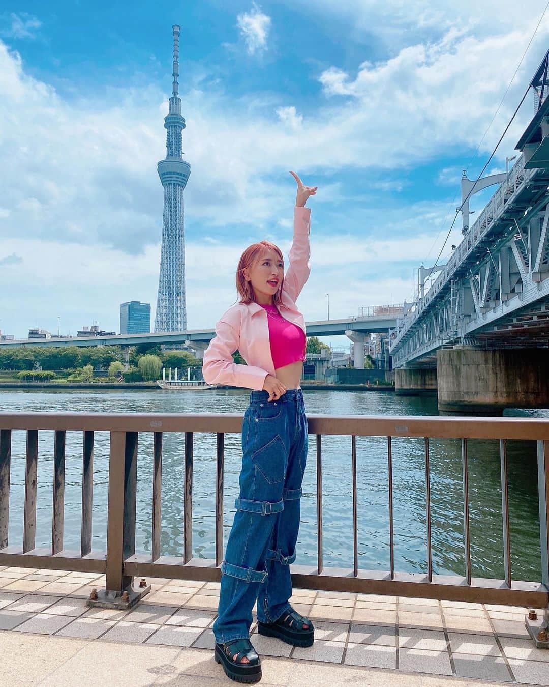 にこのインスタグラム：「コロナ無事に撃退して 復帰させていただきました🙇🏻‍♀️ ご心配ご迷惑をおかけしました😔 温かいメッセージをくれた方々ありがとうございます😔💓  初めてのスカイツリー🙃！ 衣装がまっピンクマンで可愛かった😡❤️」