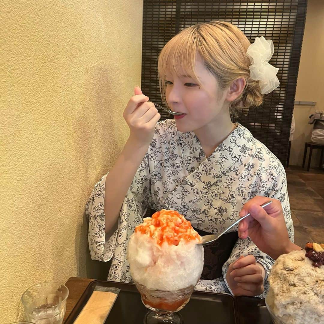 志村美希のインスタグラム：「🍧 忍び寄るおともだちのスプーン🥄 みんなでシェアしたから3種類食べれた😊🫶🏻」