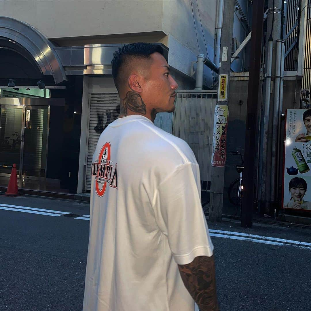 中村直輝さんのインスタグラム写真 - (中村直輝Instagram)「CRONOS×OLYMPIAコラボTシャツ🔥  【WHITE×XLサイズ着用】  プレゼントキャンペーンもやってるので気になる方はCRONOSのアカウントをチェック‼︎‼︎‼︎  ▼こちら @cronos_apparel  #cronos #olympia#japaneasetatto#tatto#fitness#workout」8月23日 20時09分 - _naokinakamura_