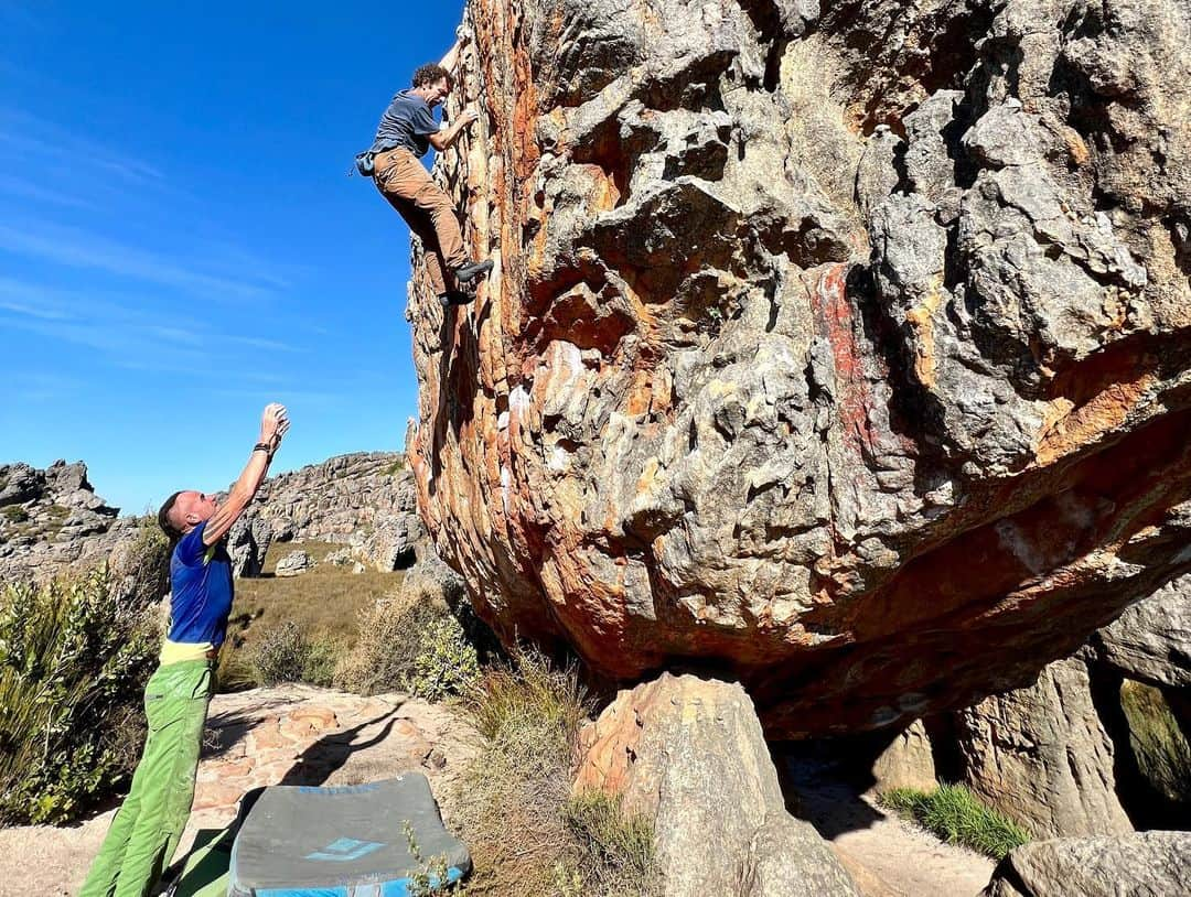 フレッド・二コルさんのインスタグラム写真 - (フレッド・二コルInstagram)「A few weeks spent recovering from a shoulder injury, traveling through the country,  meeting friends, and slowly getting back to bouldering! #bouldering #climbing #traveling #oldfriends #newfriends」8月24日 1時49分 - fred_nicole