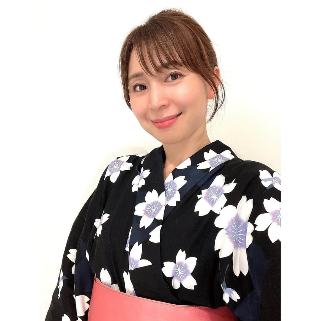 中野公美子のインスタグラム：「先日、神宮外苑花火大会へ🎆🎇 秩父ラグビー場で観覧しましたので、 とっても綺麗な花火が目の前で見れました☺️🎆 (3枚目花火動画) 花火が上がる時のドンドンッ！って響く音がたまらない😆  浴衣も数年振りに着てみました！👘 もう来年の夏まで着ることはないでしょうw  神宮花火大会も3年振りの再会で、以前の様に夏らしいイベントに参加出来て嬉しかったです❣️ 楽しみにしていたお祭りは中止だったりするけれど、 来年はまた再開してくれることを願っています✨  #神宮外苑花火大会 #花火 #夏 #浴衣 #夏の風物詩 #花火大会」