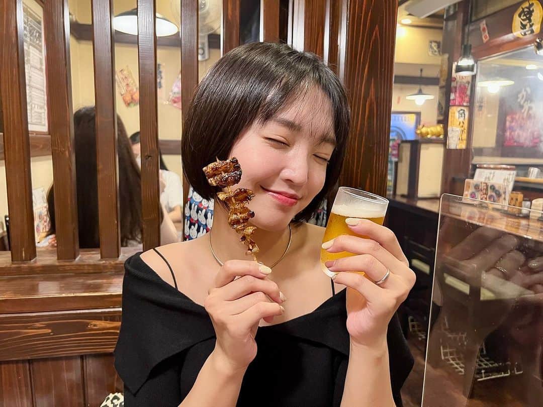 伊藤澄花のインスタグラム：「夫婦揃って大好きな町中華でやろうぜに 出てる高田秋姉さんの飲みっぷりに 惚れて真似してたらパパが撮ってくれたww この時は町中華じゃないけど🤣  とりあえず633🍻」