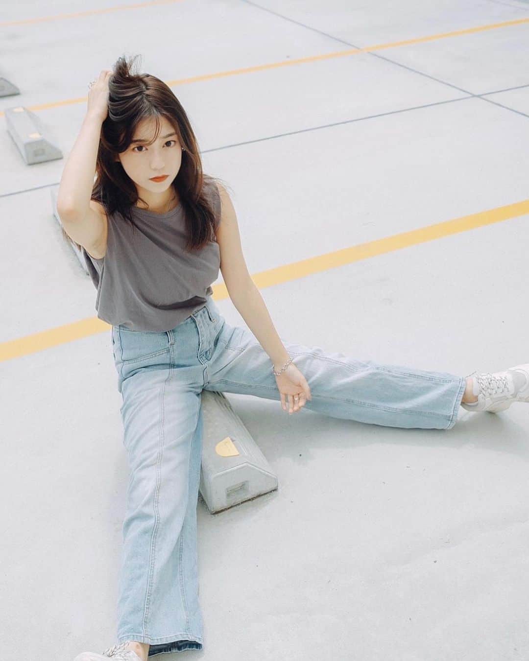 大野凜のインスタグラム：「お久しぶりです✌︎  ． ． ．   #ポートレート #被写体 #関西被写体 #夏コーデ #サロモ #関西サロモ #京都サロモ #写真好きな人と繋がりたい  #カメラ好きな人と繋がりたい  #ジーンズコーデ  #ノースリーブ」