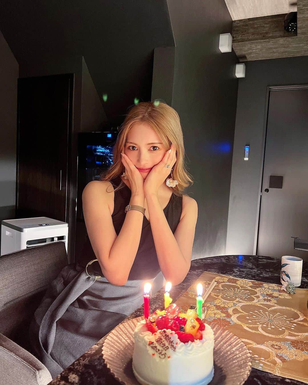 のインスタグラム：「大阪でも仲良くしてくれる優しい方々が出来てきて嬉しいーなー❤️  ここのご飯屋さんすごく良かった🔥 また行きたい🥩❤️ @aoi_sousaku  久しぶりの👦🏻不在のお出かけでした✨ 助手席座れるの嬉しい🤣笑 ・ ・ ・ ・ ・ ・ ・ ・ ・ ・ #大阪#大阪グルメ#大阪デート#誕生日#誕生日サプライズ#誕生日ケーキ#birthdaygirl#birthdaycake#happybirthday#ショートケーキ#happybirthdaytome#会員制#食べログ#デザート#アラサー#アラサー女子#ママライフ#子育てママ#金髪#金髪ロング#夫婦#夫婦生活#夫婦デート#グルメ#グルメ女子#グルメ好きな人と繋がりたい#ドライブ#デート#大阪ディナー#夏の思い出」