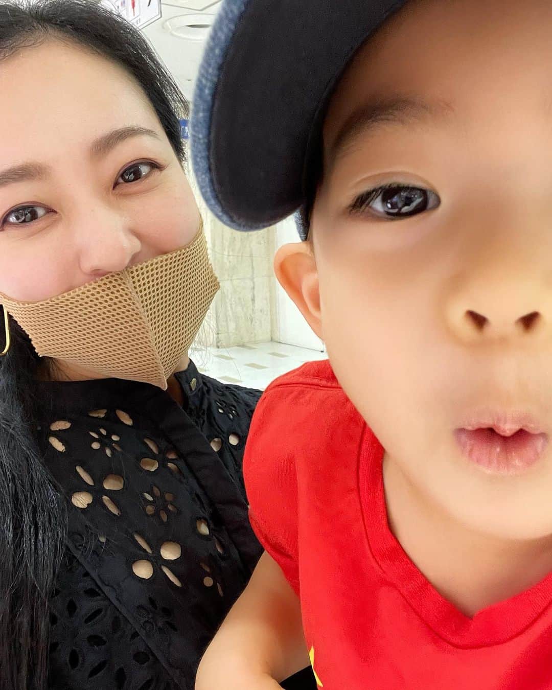 青山恵梨子のインスタグラム：「✈︎･･･Hiroshima🍁  稽古に 誕生日に 旅行に お盆を満喫してきました🥰  いとこは 久しぶりに会うとべったりだし 出来る事喋れる事がすごく増えてて 沢山遊んでもらいました✨  最近新幹線が大好きで、 全身新幹線を身に纏って、 新幹線展に行きました🚅♡ 私じゃないよ？いとこがね笑  それにしてもまつげ長いなぁ。 羨ましい。。。 私はまつげパーマで頑張りますか🥺  #hiroshima #広島 #呉  #いとこ #cousins」