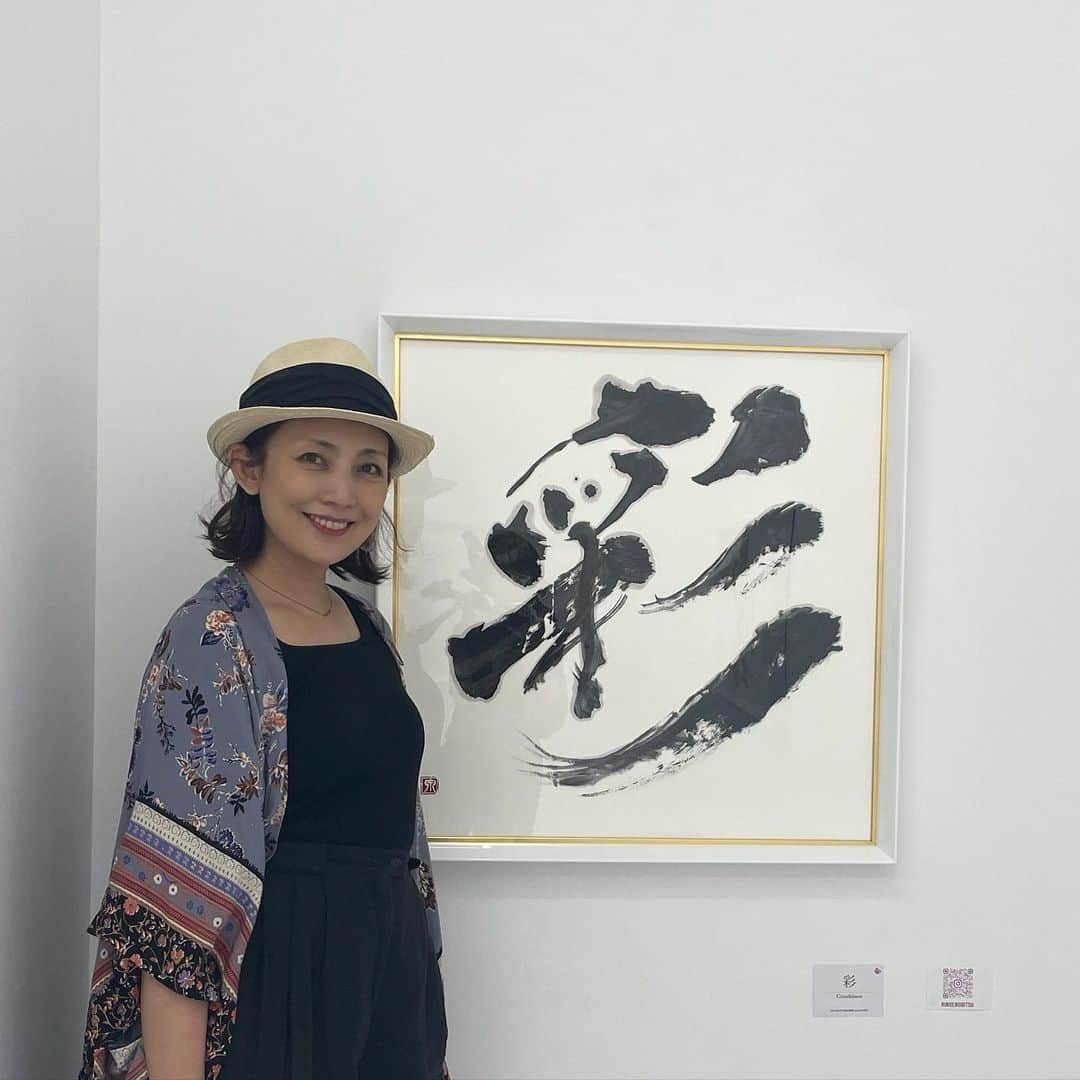 田中美里のインスタグラム：「友人と渋谷ヒカリエ8階で開催されている　#小櫃凛泉  さんの個展へ。  偶然にも映画「人」の私の役彩子さんの「彩」の書がありました。  「彩」も素敵な文字ですよね。  @mineco.m  ちゃんのご縁で　@senpu_nakajima に書を習い始めてから、いろんな方の書を見て歩いて学ぶ事も楽しみの一つになりました。  #書 #小櫃凛泉#個展 #8月28日まで」