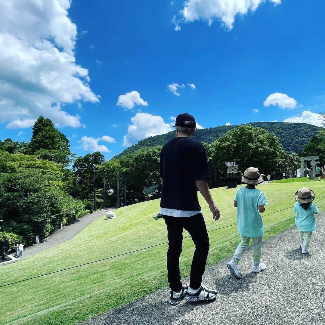 田村淳のインスタグラム：「箱根彫刻の森美術館に行ってきました！ 子供たちが目を輝かせながら作品を見てました！これ何？と聞かれても何だろね？としか答えられないパパw」